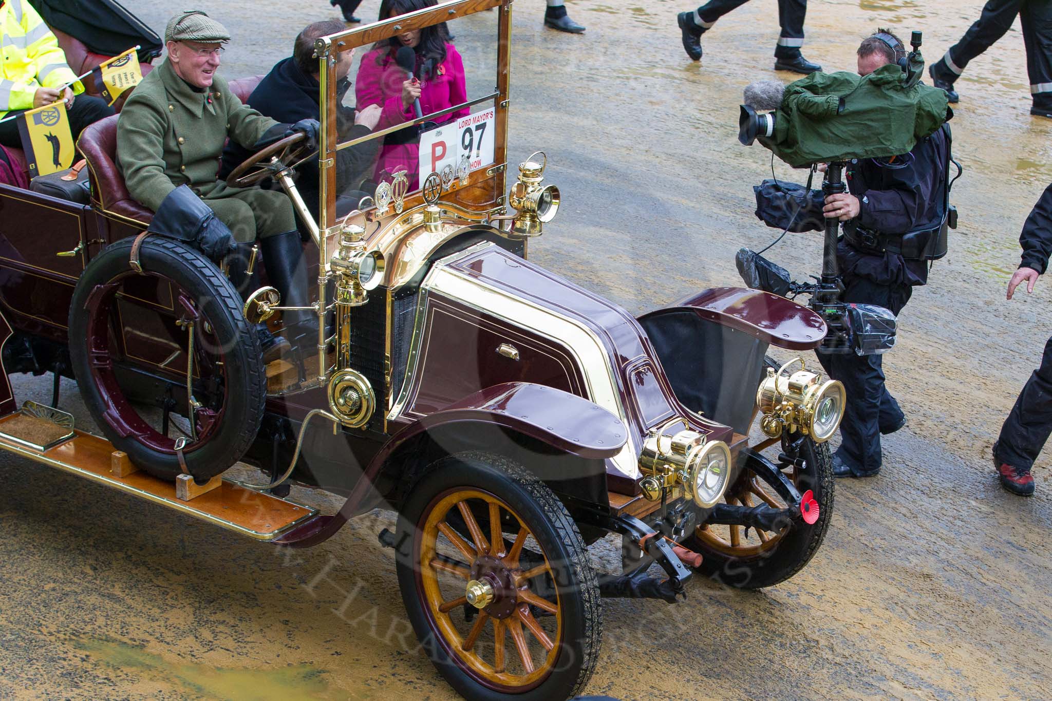 Lord Mayor's Show 2012: Entry 97 - AA, the Automobile Association - the BBC's Sonali Shah talking to 1991 F1 world champion Nigel Mansell in the 1904 Renault car AA1..
Press stand opposite Mansion House, City of London,
London,
Greater London,
United Kingdom,
on 10 November 2012 at 11:44, image #1285