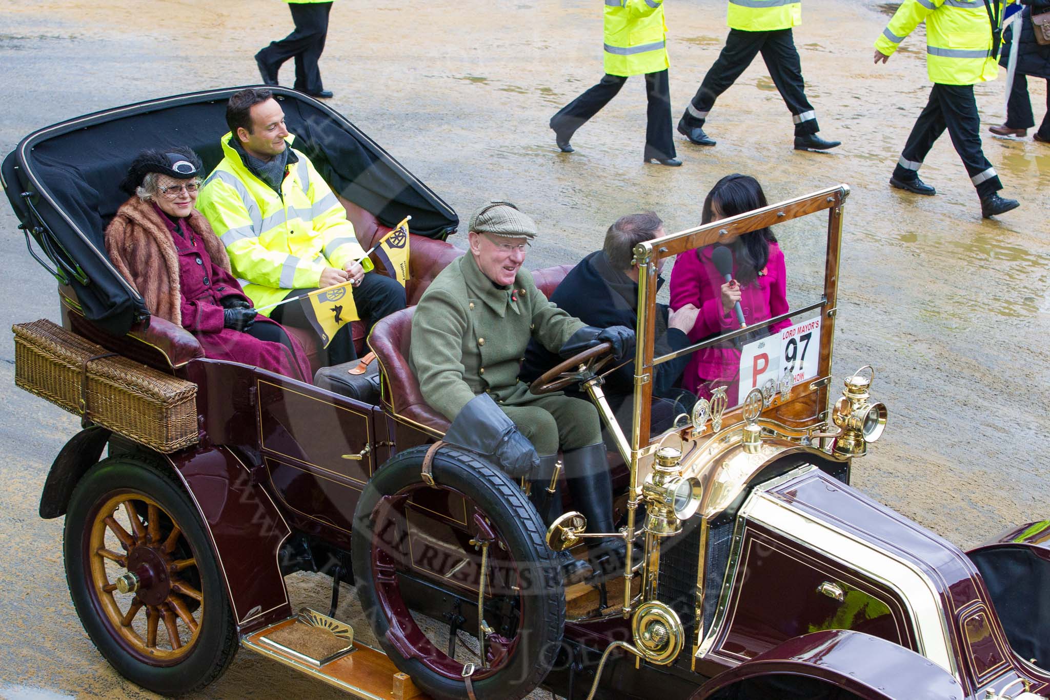 Photo 1211101144161D47176HaraldJoergens Lord Mayor's Show 2012: Entry 97 - AA, the Automobile Association - the BBC's Sonali Shah talking to 1991 F1 world champion Nigel Mansell in the 1904 Renault car AA1..
Press stand opposite Mansion House, City of London,
London,
Greater London,
United Kingdom,
on 10 November 2012 at 11:44, image #1286