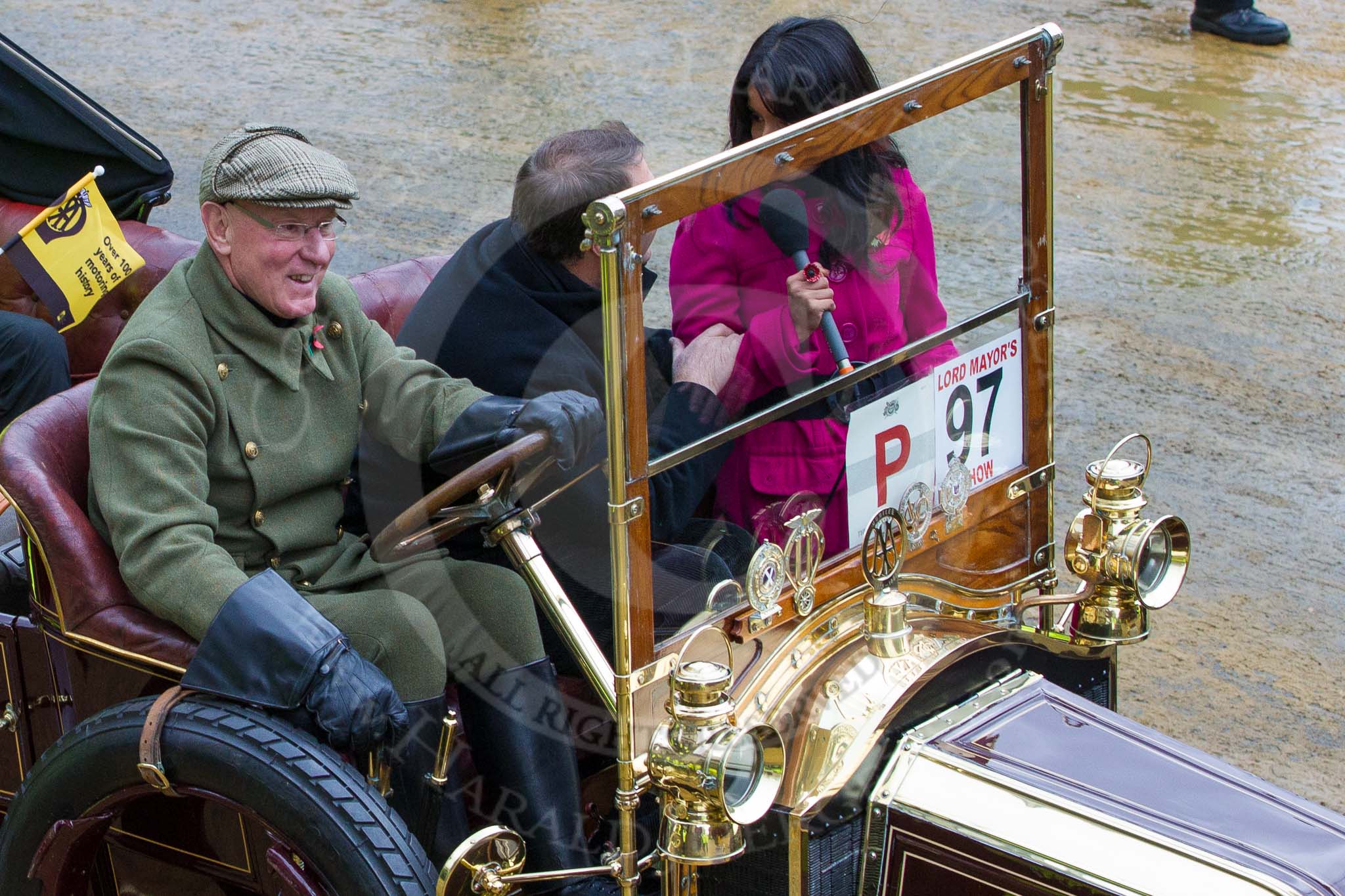 Lord Mayor's Show 2012: Entry 97 - AA, the Automobile Association - the BBC's Sonali Shah talking to 1991 F1 world champion Nigel Mansell in the 1904 Renault car AA1..
Press stand opposite Mansion House, City of London,
London,
Greater London,
United Kingdom,
on 10 November 2012 at 11:44, image #1287