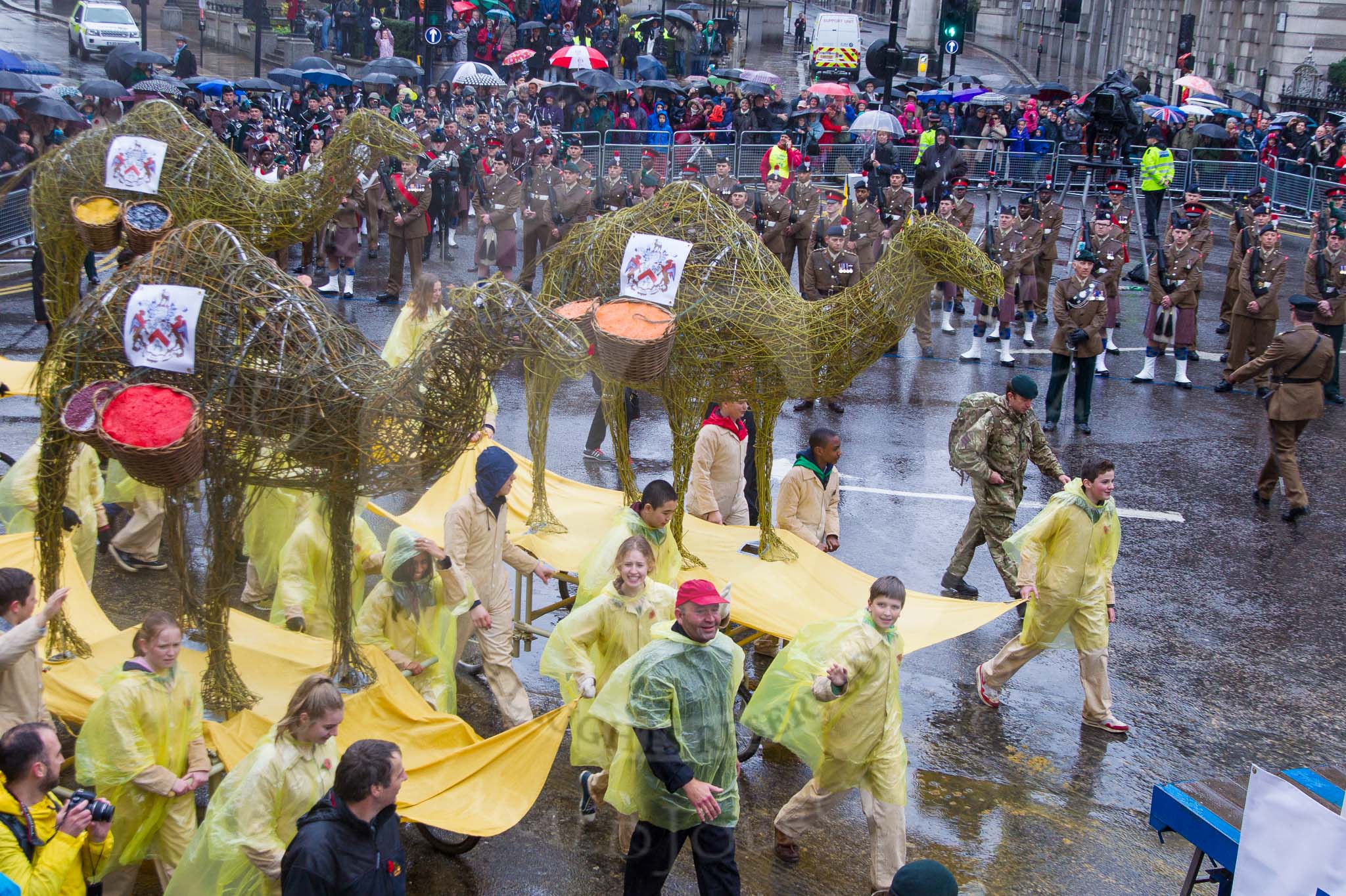 Photo 1311091102481D40557HaraldJoergens Lord Mayor's Show 2013: 6-Worshipful Company of Grocers- The Spice of Life, represented by the Coldstream Guards, G Company 7th Rifles and participants from Oundle School and Mossbourne Academy..
Press stand opposite Mansion House, City of London,
London,
Greater London,
United Kingdom,
on 09 November 2013 at 11:02, image #181
