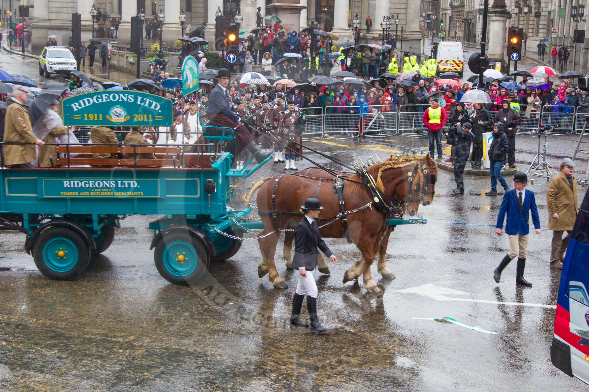 Lord Mayor's Show 2013: 13-Worshipful Company of Builders Merchants- celebrated their 50th anniversary in 2011 and recived Royal Charter in 2012..
Press stand opposite Mansion House, City of London,
London,
Greater London,
United Kingdom,
on 09 November 2013 at 11:06, image #259