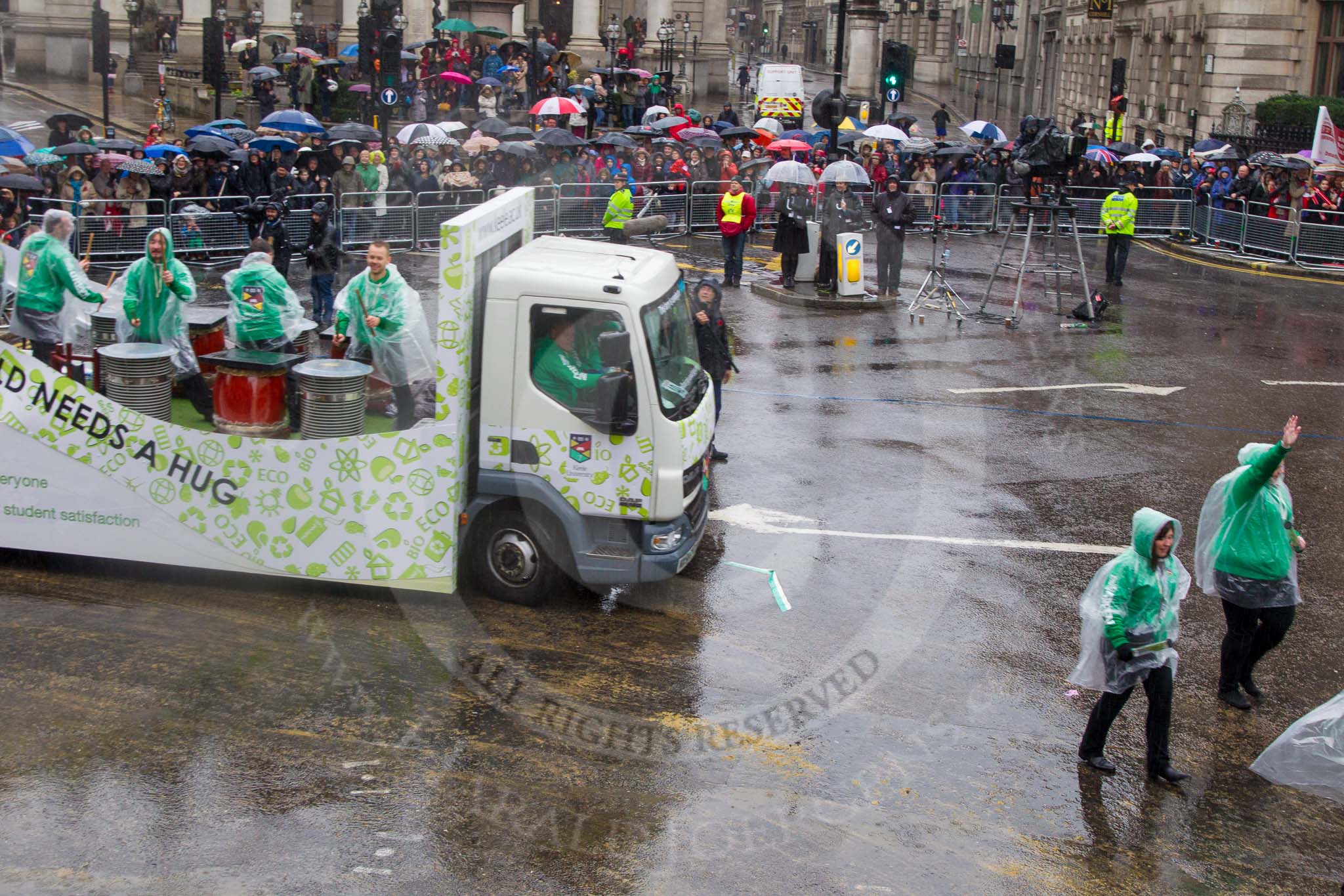 Lord Mayor's Show 2013: 40-Keele University-is proud to be supporting their alumna and honorary graduate the Lord Mayor of London Fiona Woolf..
Press stand opposite Mansion House, City of London,
London,
Greater London,
United Kingdom,
on 09 November 2013 at 11:22, image #506