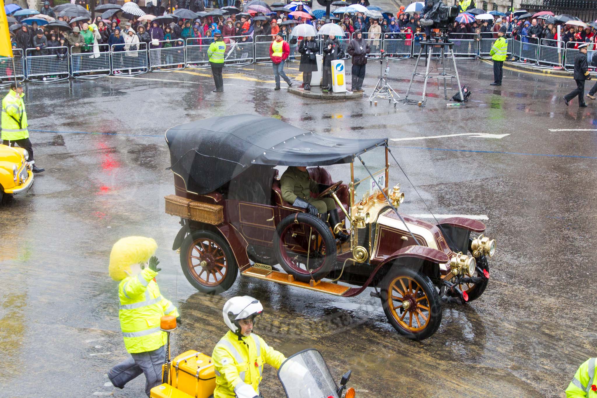 Photo 1311091132471D42793HaraldJoergens Lord Mayor's Show 2013: 60- The Automobile Association-AA1, the AA's 1904 Renault, and AA2 , a 1918 Chater-Lea motorcycle lead the AAs procession of historical amd modern patrol vehicles..
Press stand opposite Mansion House, City of London,
London,
Greater London,
United Kingdom,
on 09 November 2013 at 11:32, image #760