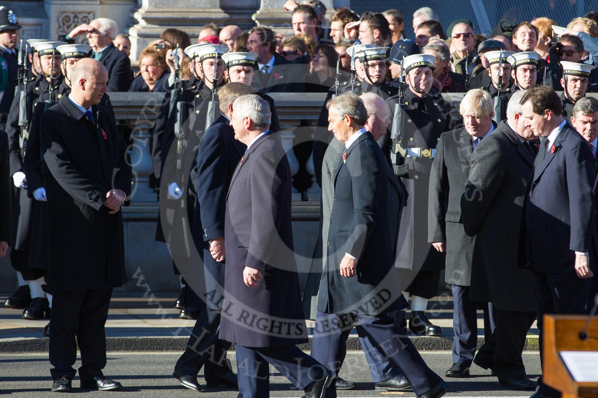 The politicians are leaving Whitehall towards the Foreign- and Commonwealth Office building. In the foreground former Prime Ministers John Mayor and Tony Blair, on the right the Mayor of London, Boris Johnson.