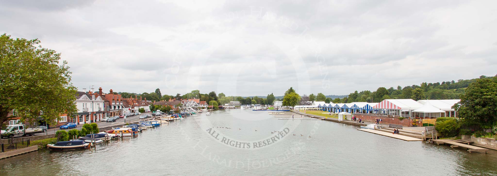 Henley Royal Regatta 2013 (Monday): Seen from Henley Bridge, the River Thames with the HRR finish line and the boat tents on the right..
River Thames between Henley and Temple Island,
Henley-on-Thames,
Berkshire,
United Kingdom,
on 01 July 2013 at 14:04, image #2