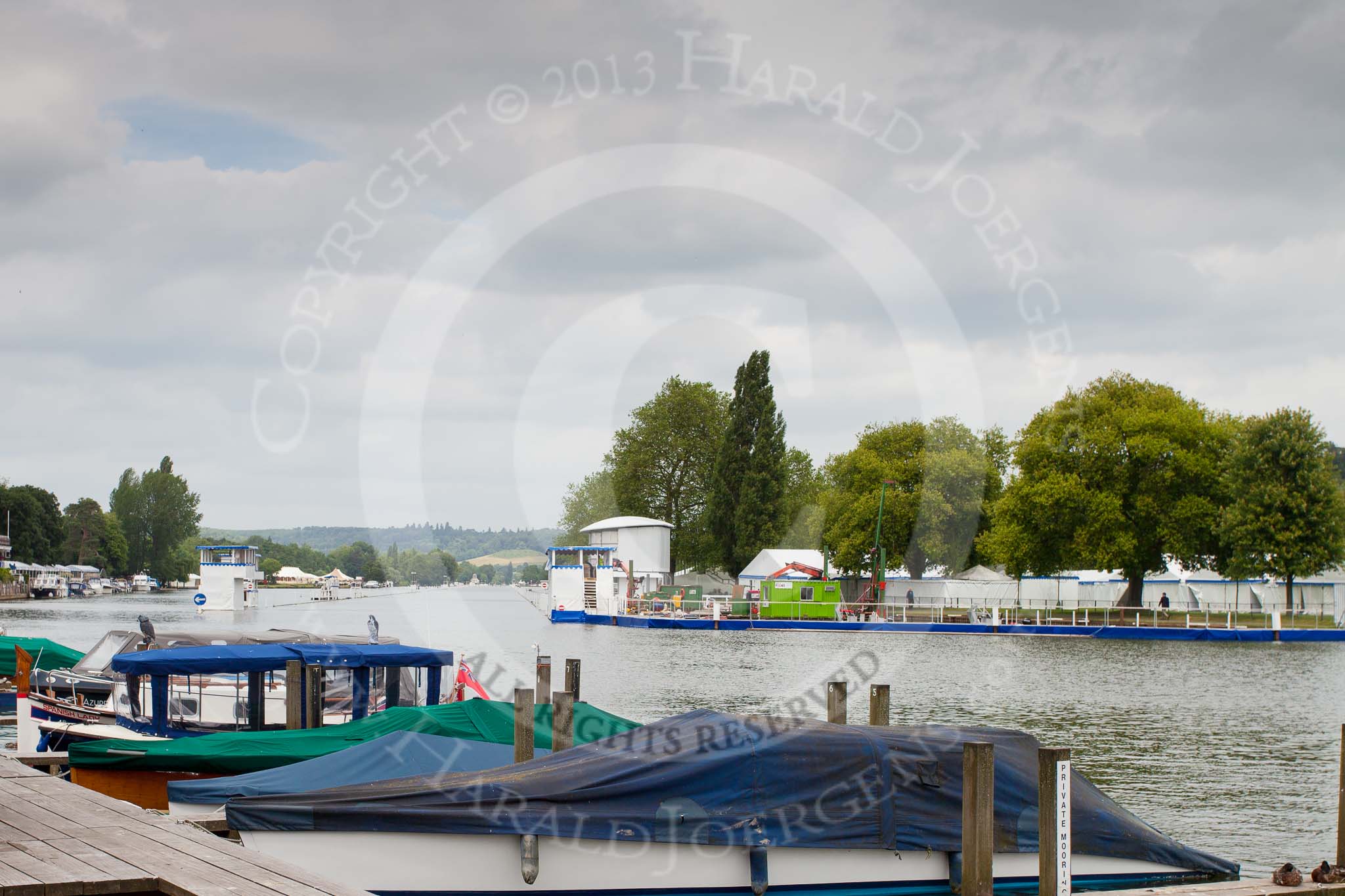 Henley Royal Regatta 2013 (Monday): The HRR race track seen from the eastern (Oxfordshire) side of the River Thames..
River Thames between Henley and Temple Island,
Henley-on-Thames,
Berkshire,
United Kingdom,
on 01 July 2013 at 14:12, image #5