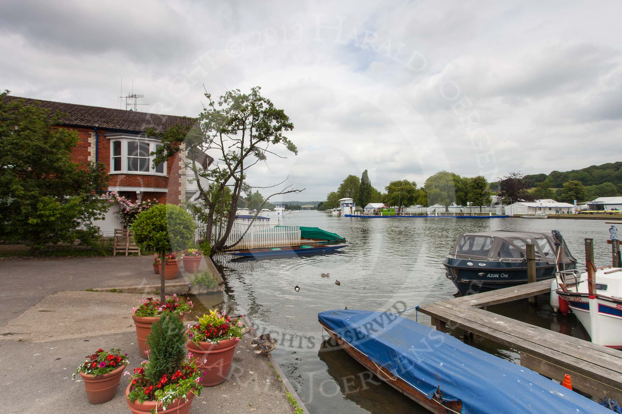 Henley Royal Regatta 2013 (Monday): The HRR race track seen from the eastern (Oxfordshire) side of the River Thames..
River Thames between Henley and Temple Island,
Henley-on-Thames,
Berkshire,
United Kingdom,
on 01 July 2013 at 14:14, image #10