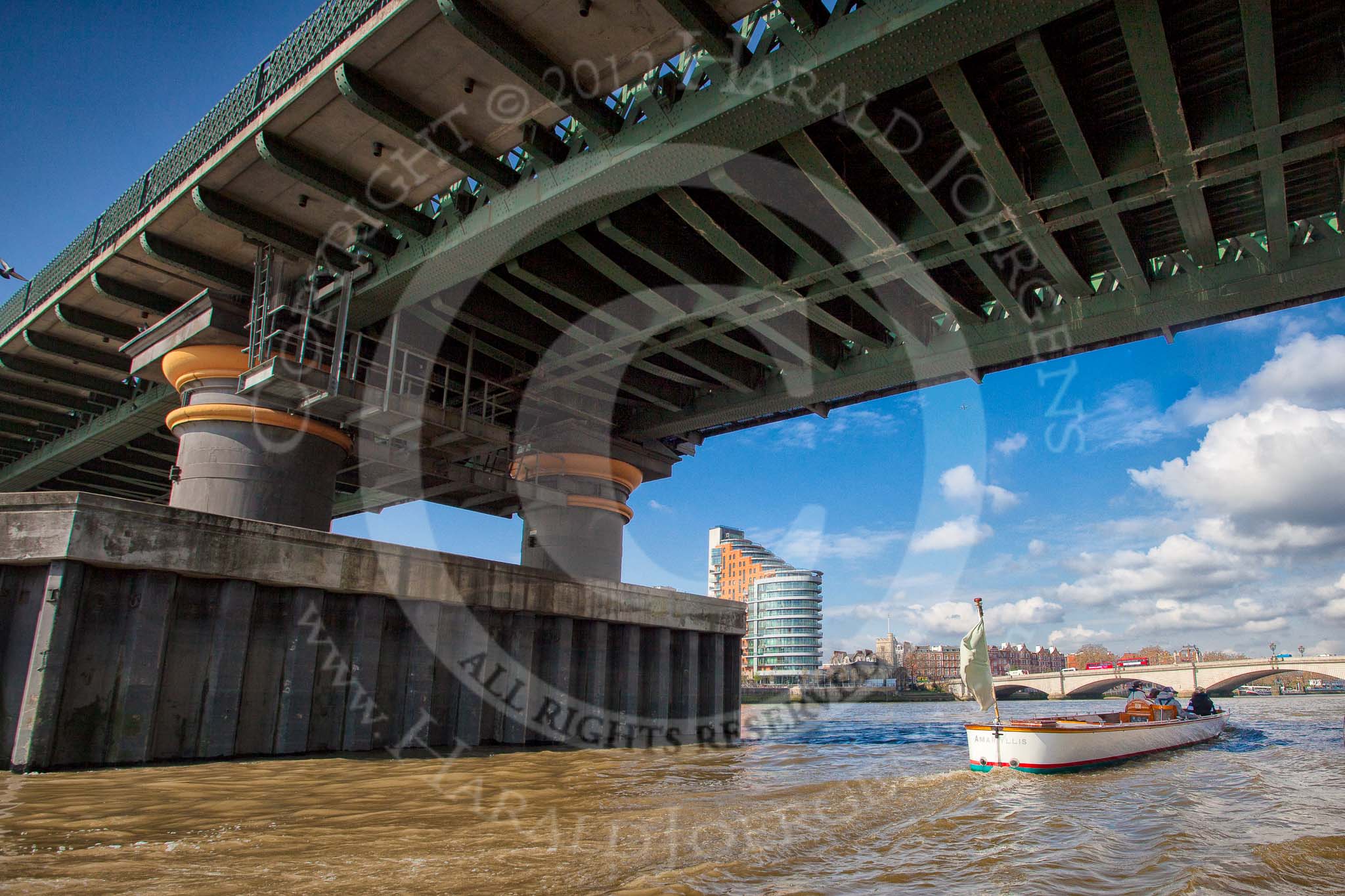 The Boat Race season 2012 - Tideway Week (Tuesday): Fulham Railway Bridge over the Thames, behind Fulham Bridge, on the left the spectacular Putney Wharf Building. More at http://www.haraldjoergens.com/the-boat-race.




on 03 April 2012 at 10:44, image #73