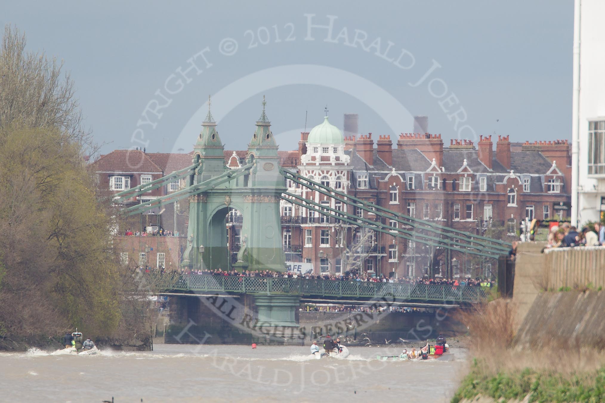 The Boat Race 2012: The Isis v Goldie Boat Race. The Oxford reserve boat Isis, in blue, in the lead, approaching Hammersmith Bridge, the Goldie crew in yellow..




on 07 April 2012 at 13:50, image #194
