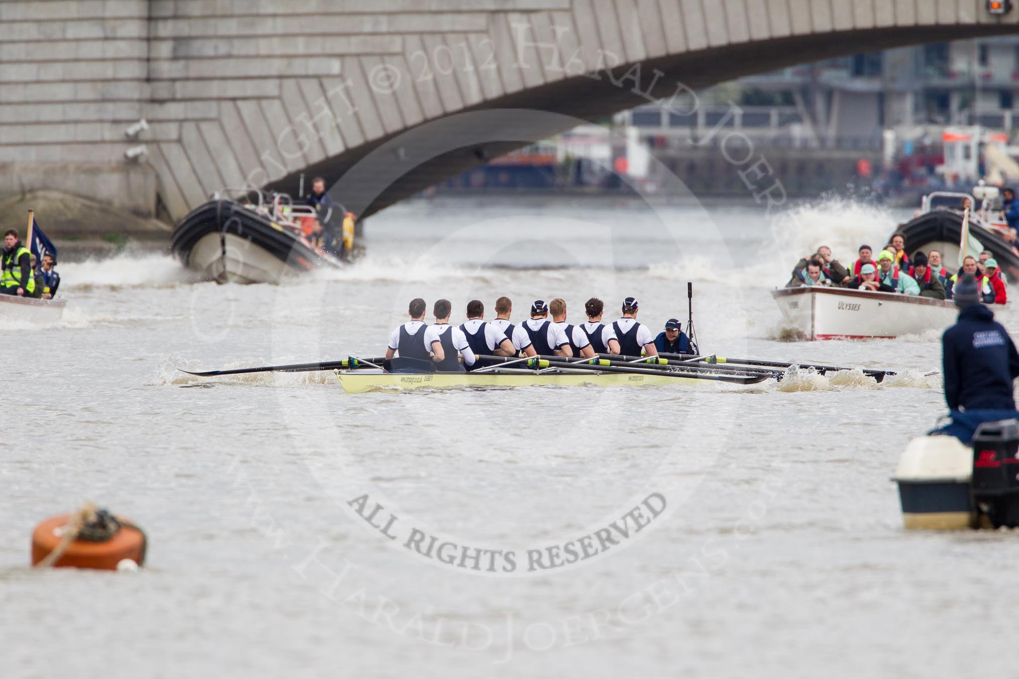 The Boat Race 2012: The Oxford Blue Boat shortly after the start of the 2012 Boat Race, followed by a flotilla of boats. Bow Dr. Alexander Woods, 2 William Zeng, 3 Kevin Baum, 4 Alexander Davidson, 5 Karl Hudspith, 6 Dr. Hanno Wienhausen, 7 Dan Harvey, stroke Roel Haen, and cox Zoe de Toledo..




on 07 April 2012 at 14:16, image #227