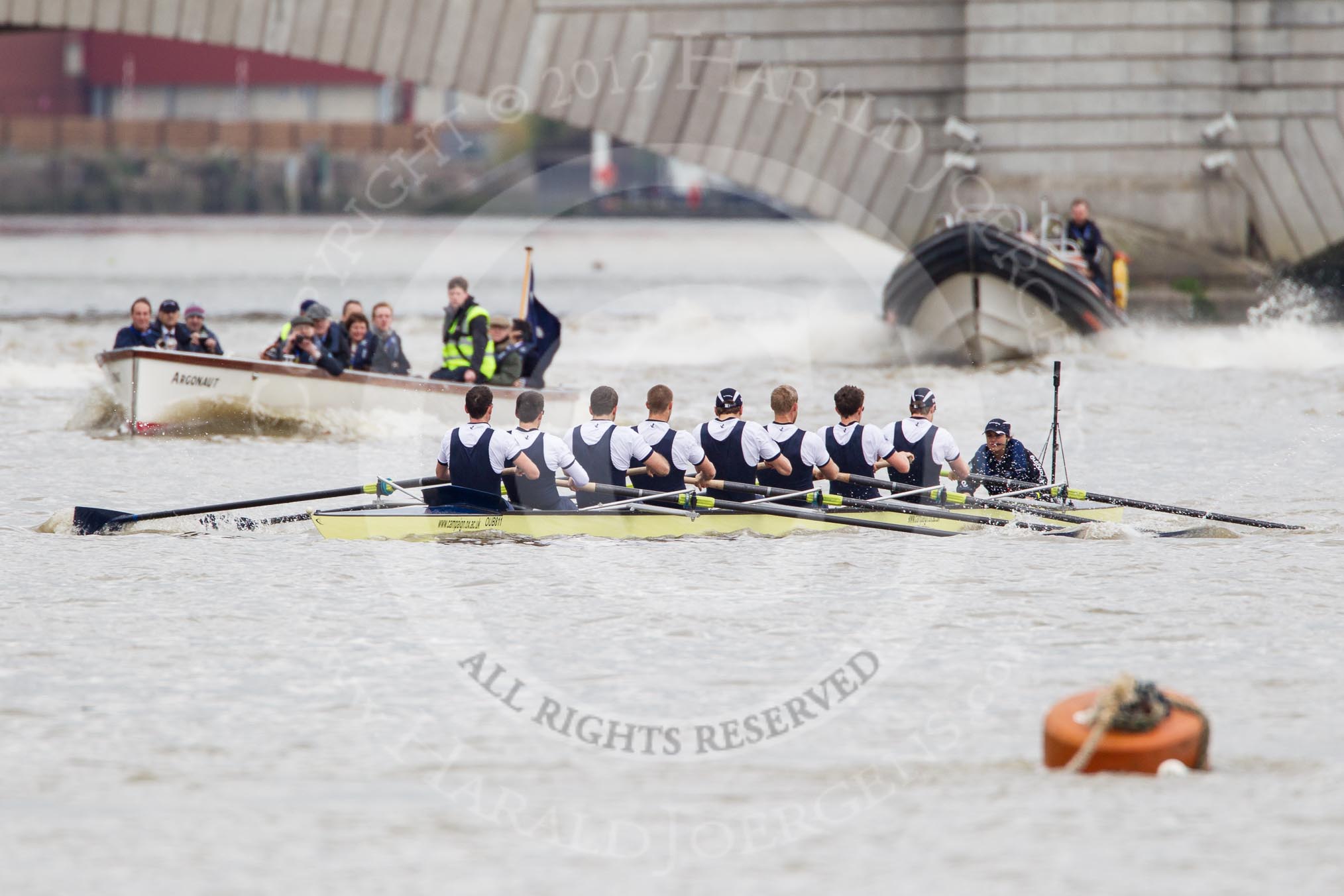 The Boat Race 2012: The Oxford Blue Boat shortly after the start of the 2012 Boat Race, followed by a flotilla of boats. Bow Dr. Alexander Woods, 2 William Zeng, 3 Kevin Baum, 4 Alexander Davidson, 5 Karl Hudspith, 6 Dr. Hanno Wienhausen, 7 Dan Harvey, stroke Roel Haen, and cox Zoe de Toledo..




on 07 April 2012 at 14:16, image #233