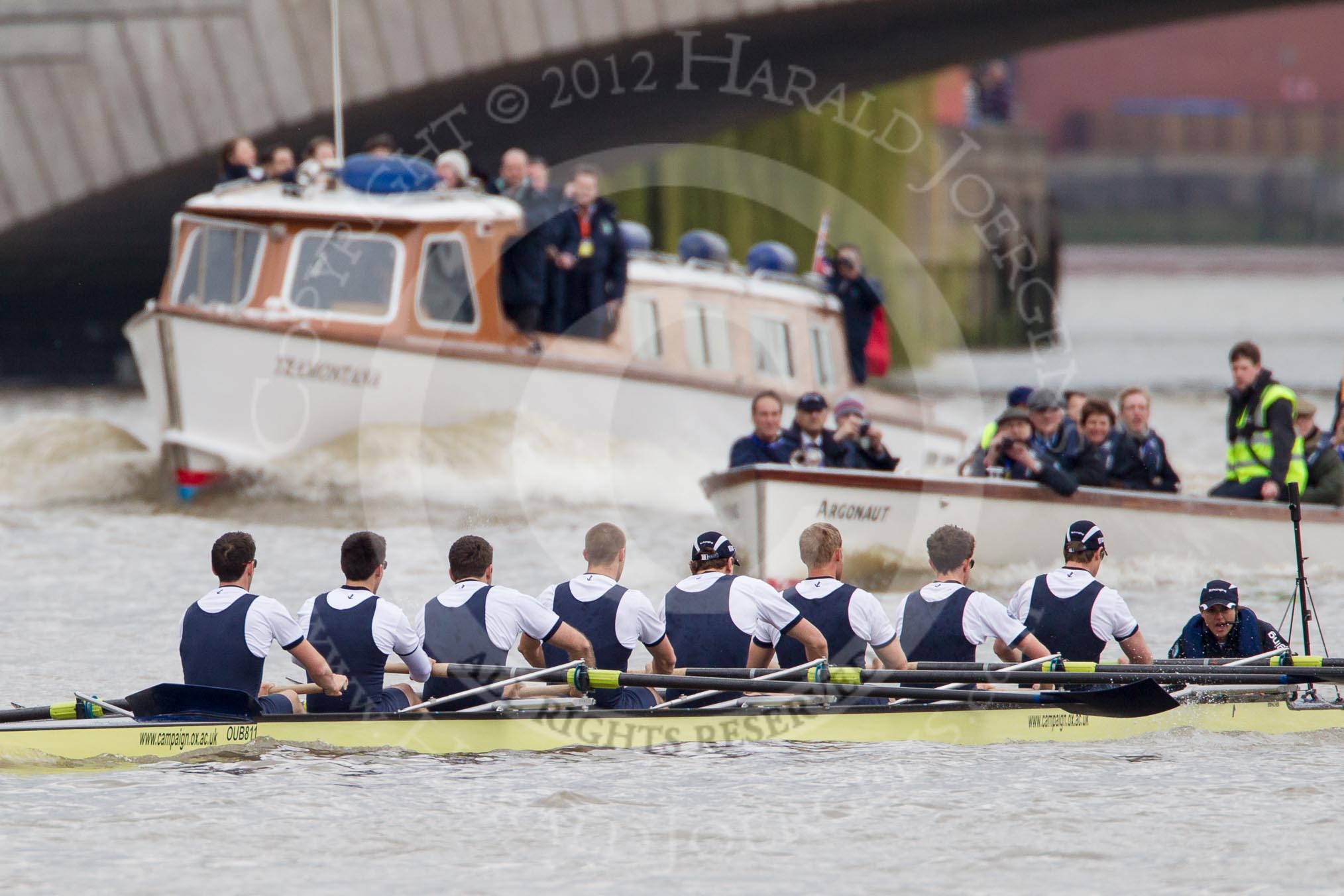 The Boat Race 2012: The Oxford Blue Boat shortly after the start of the 2012 Boat Race, followed by a flotilla of boats. Bow Dr. Alexander Woods, 2 William Zeng, 3 Kevin Baum, 4 Alexander Davidson, 5 Karl Hudspith, 6 Dr. Hanno Wienhausen, 7 Dan Harvey, stroke Roel Haen, and cox Zoe de Toledo..




on 07 April 2012 at 14:16, image #237
