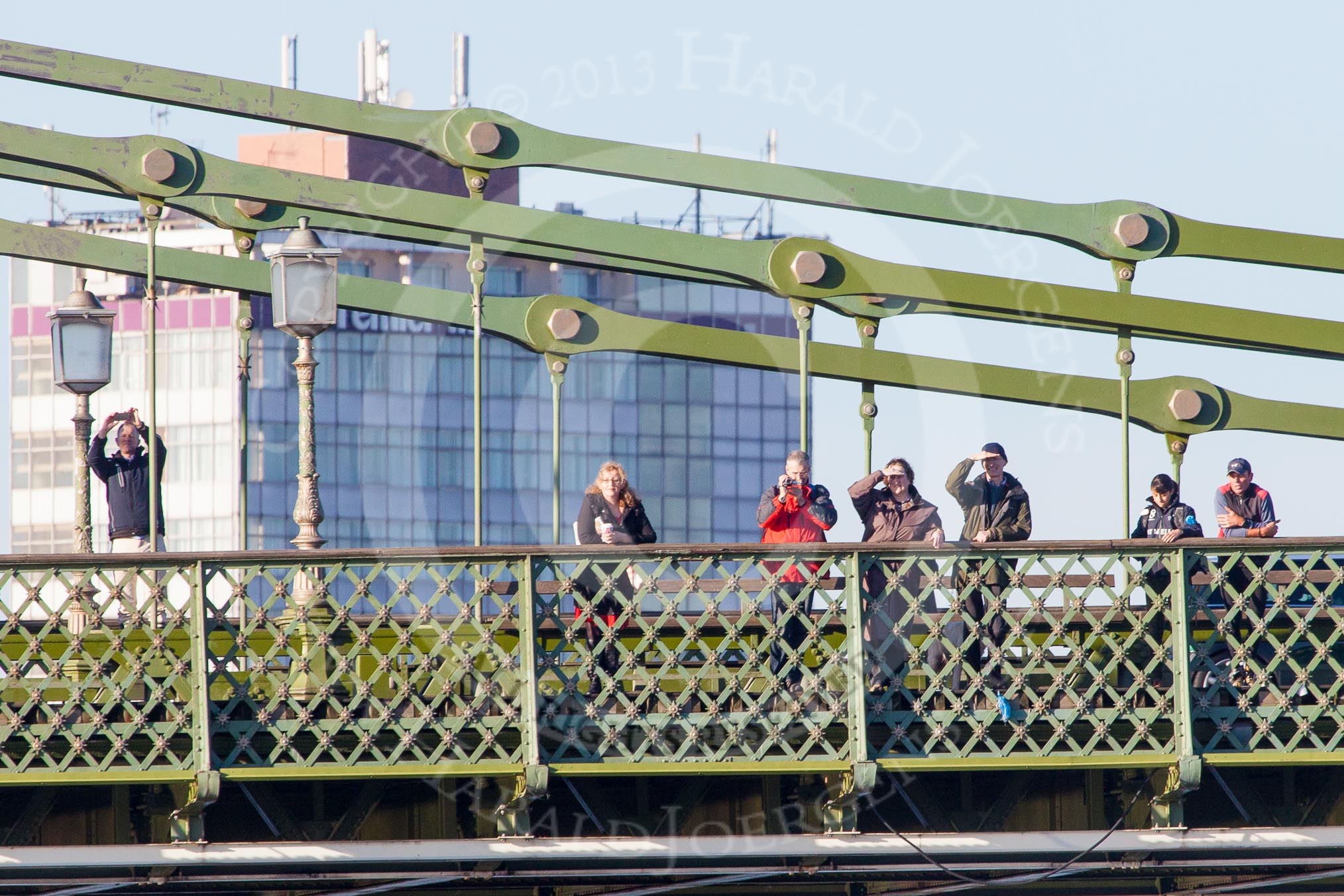 The Boat Race season 2014 - Women's Trial VIIIs (OUWBC, Oxford): Onlookers watching the race from Hammersmith Bridge..
River Thames between Putney Bridge and Mortlake,
London SW15,

United Kingdom,
on 19 December 2013 at 12:49, image #123
