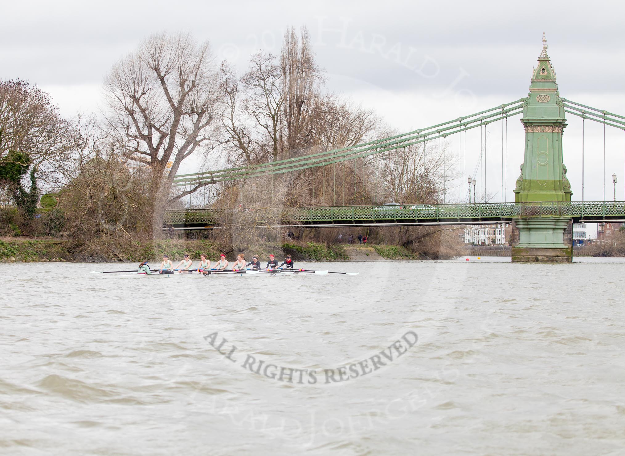 The Boat Race season 2014 - fixture CUWBC vs Thames RC: The leading Cambridge boat approaching Hammersmith Bridge..




on 02 March 2014 at 13:17, image #121