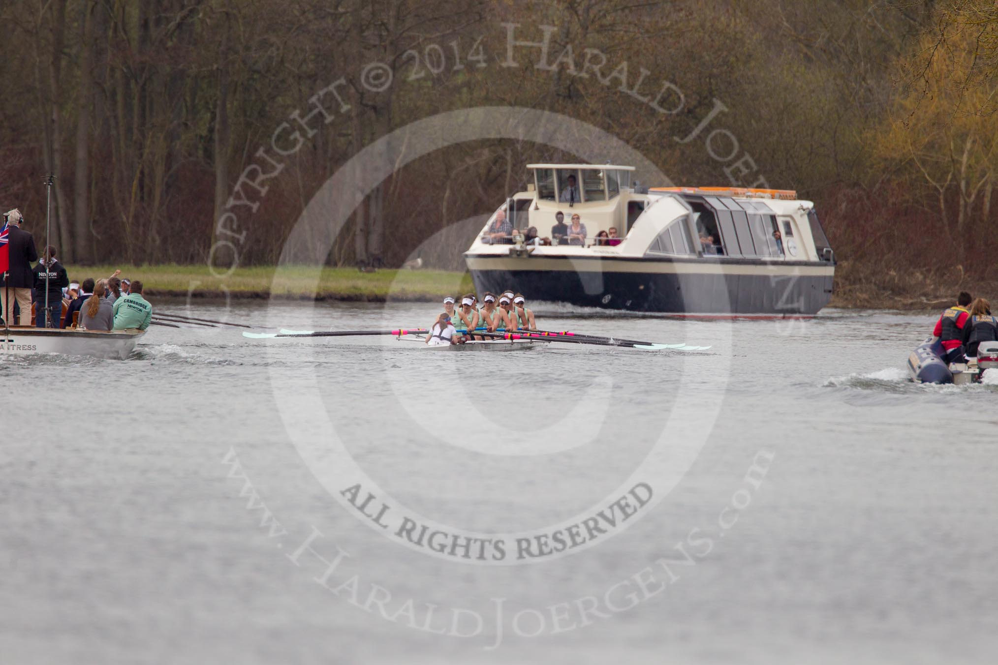 Photo 1403301516261D45669HaraldJoergens The Women's Boat Race and Henley Boat Races 2014: The Newton Women's Boat Race - the victotious Oxford boat can just be seem behind the press launch on the left..
River Thames,
Henley-on-Thames,
Buckinghamshire,
United Kingdom,
on 30 March 2014 at 15:16, image #324