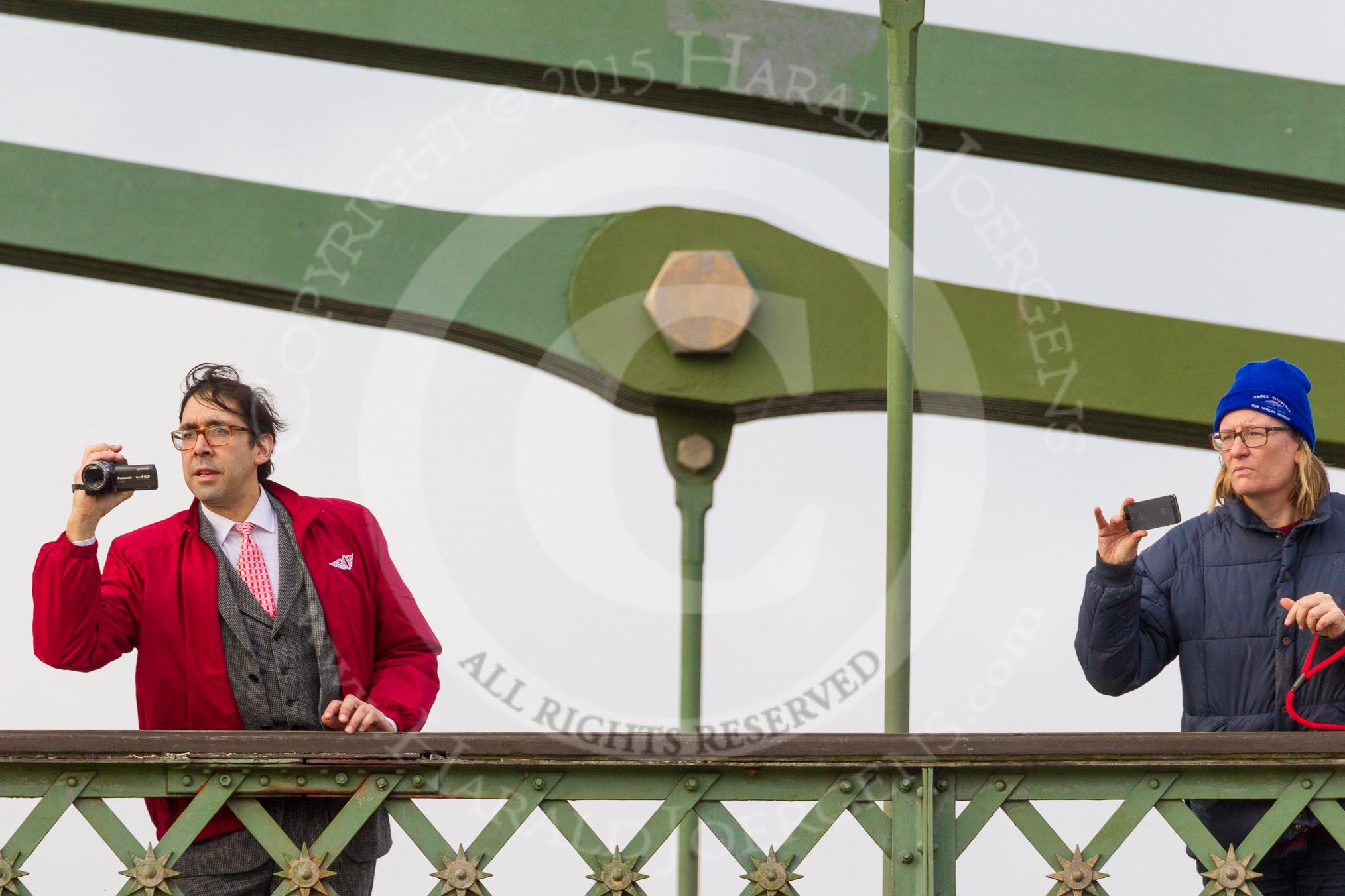 Photo 1512101225421D46302HaraldJoergens The Boat Race season 2016 - Women's Boat Race Trial Eights (OUWBC, Oxford): Friends and families on Hammersmith Bridge.
River Thames between Putney Bridge and Mortlake,
London SW15,
United Kingdom,
on 10 December 2015 at 12:25, image #211
