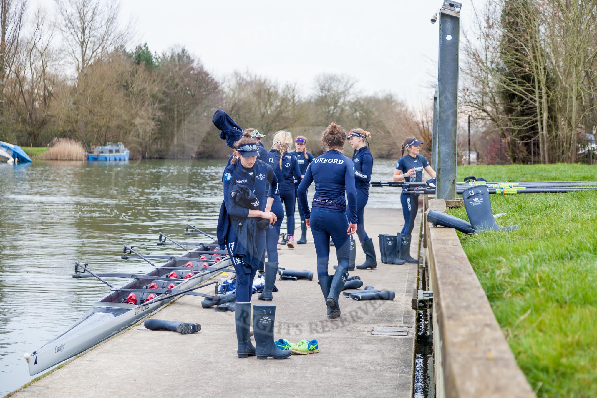 The Boat Race season 2016 - OUWBC training Wallingford: The end of the training session for the OUWBC Blue Boat crew, on the day before the Boat Race Crew Announcement and Weigh-In.
River Thames,
Wallingford,
Oxfordshire,

on 29 February 2016 at 16:37, image #148