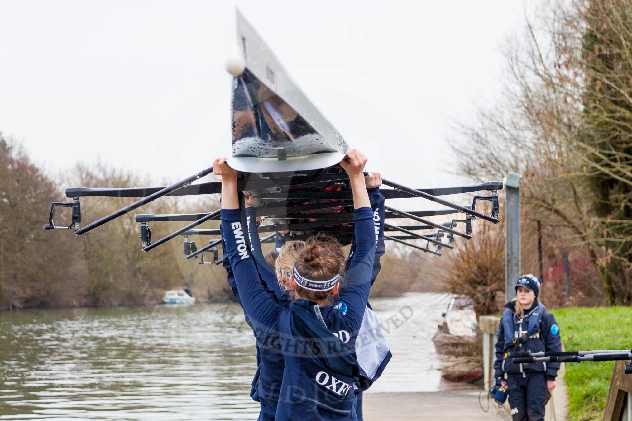 The Boat Race season 2016 - OUWBC training Wallingford: The end of the training session for the OUWBC Blue Boat crew, on the day before the Boat Race Crew Announcement and Weigh-In.
River Thames,
Wallingford,
Oxfordshire,

on 29 February 2016 at 16:37, image #150