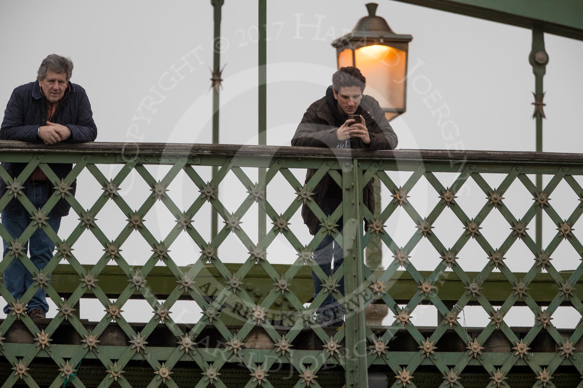 Photo 1702191609441X27619HaraldJoergens The Boat Race season 2017 - Women's Boat Race Fixture CUWBC vs Univerity of London: Spectators (friends and faily) on Hammersmith Bridge.
River Thames between Putney Bridge and Mortlake,
London SW15,
United Kingdom,
on 19 February 2017 at 16:09, image #98