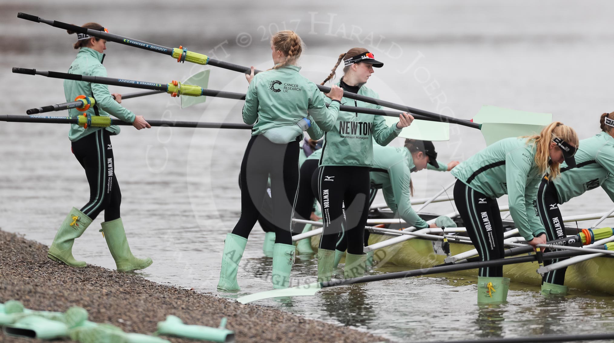The Boat Race season 2018 - Women's Boat Race Trial Eights (CUWBC, Cambridge): The crew of Wingardium Leviosa getting the boat ready.
River Thames between Putney Bridge and Mortlake,
London SW15,

United Kingdom,
on 05 December 2017 at 12:01, image #6