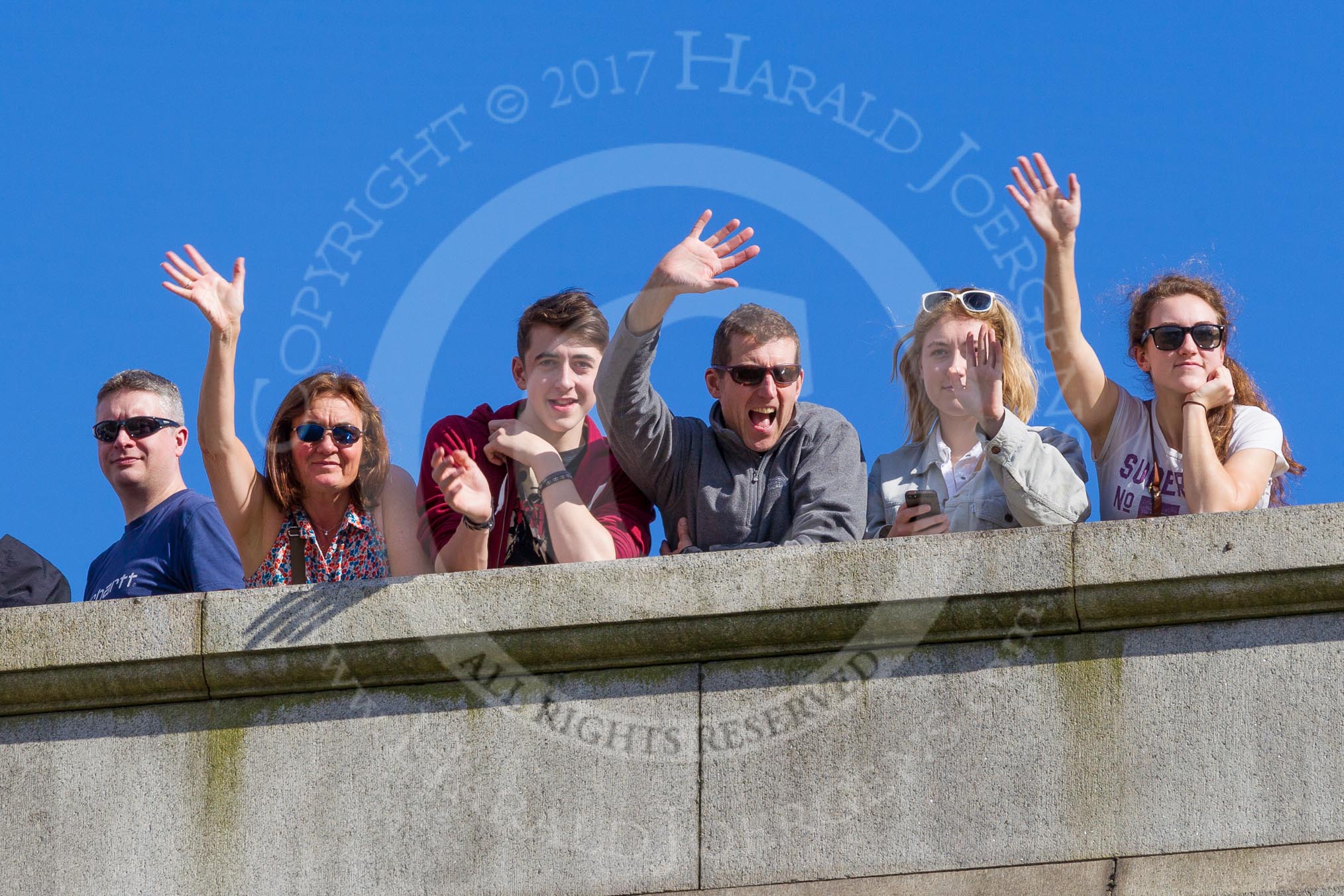 The Boat Race season 2017 -  The Cancer Research Women's Boat Race: Crowds waiting for the start of the Cancer Research Women's Boat Race on Putney Bridge.
River Thames between Putney Bridge and Mortlake,
London SW15,

United Kingdom,
on 02 April 2017 at 16:09, image #100