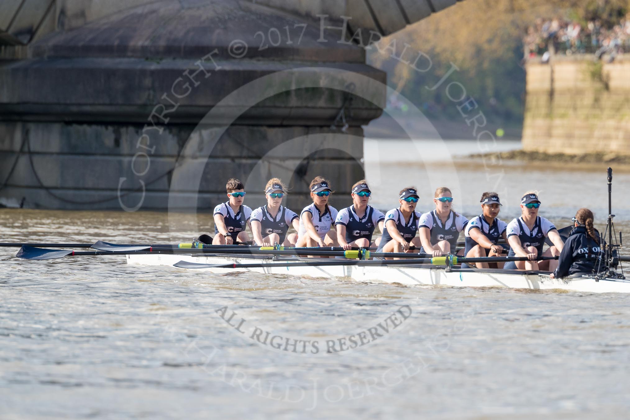 The Boat Race season 2017 -  The Cancer Research Women's Boat Race: OUWBC approaching Putney Bridge before the start of the Women's Boat Race - bow Alice Roberts, 2 Flo Pickles, 3 Rebecca Te Water Naudé, 4 Rebecca Esselstein, 5 Chloe Laverack, 6 Harriet Austin, 7 Jenna Hebert, stroke Emily Cameron, cox Eleanor Shearer.
River Thames between Putney Bridge and Mortlake,
London SW15,

United Kingdom,
on 02 April 2017 at 16:25, image #104