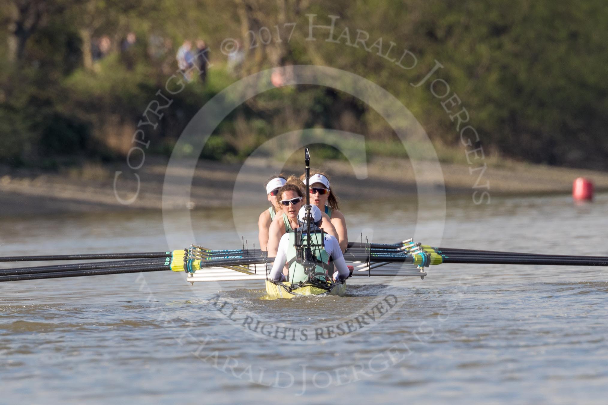 The Boat Race season 2017 -  The Cancer Research Women's Boat Race: The leading CUWBC boat approaching the Mile Post.
River Thames between Putney Bridge and Mortlake,
London SW15,

United Kingdom,
on 02 April 2017 at 16:38, image #142