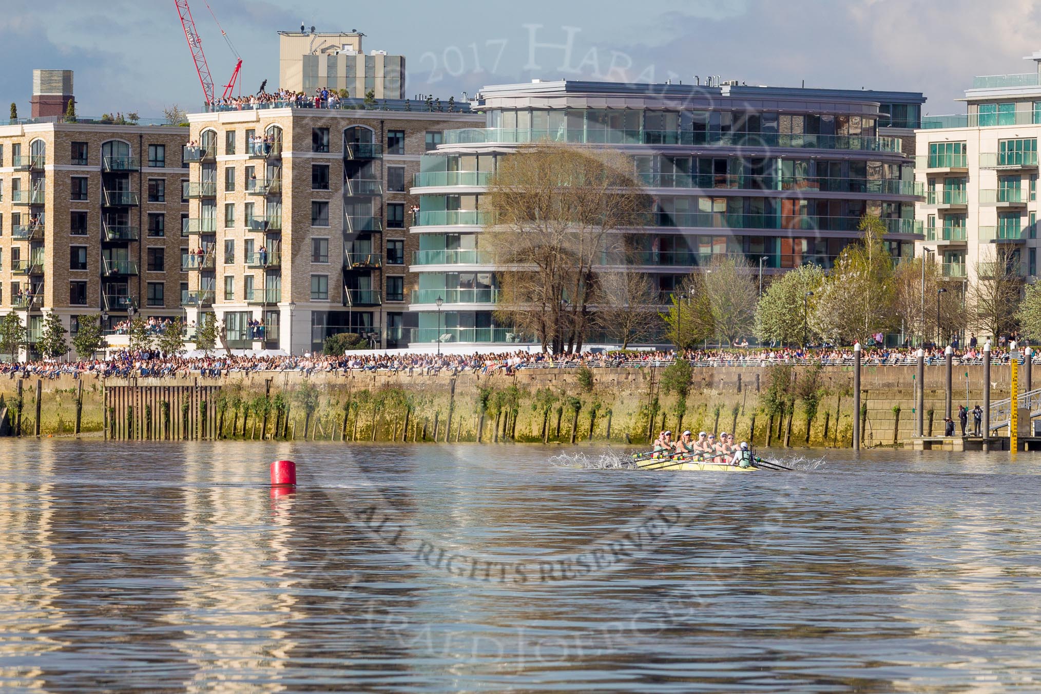 Photo 1704021640401D48146HaraldJoergens The Boat Race season 2017 - The Cancer Research Women's Boat Race: Crowds along the Thames and on the roofs as the CUWBC boat passes Fulham Reach.
River Thames between Putney Bridge and Mortlake,
London SW15,
United Kingdom,
on 02 April 2017 at 16:40, image #147