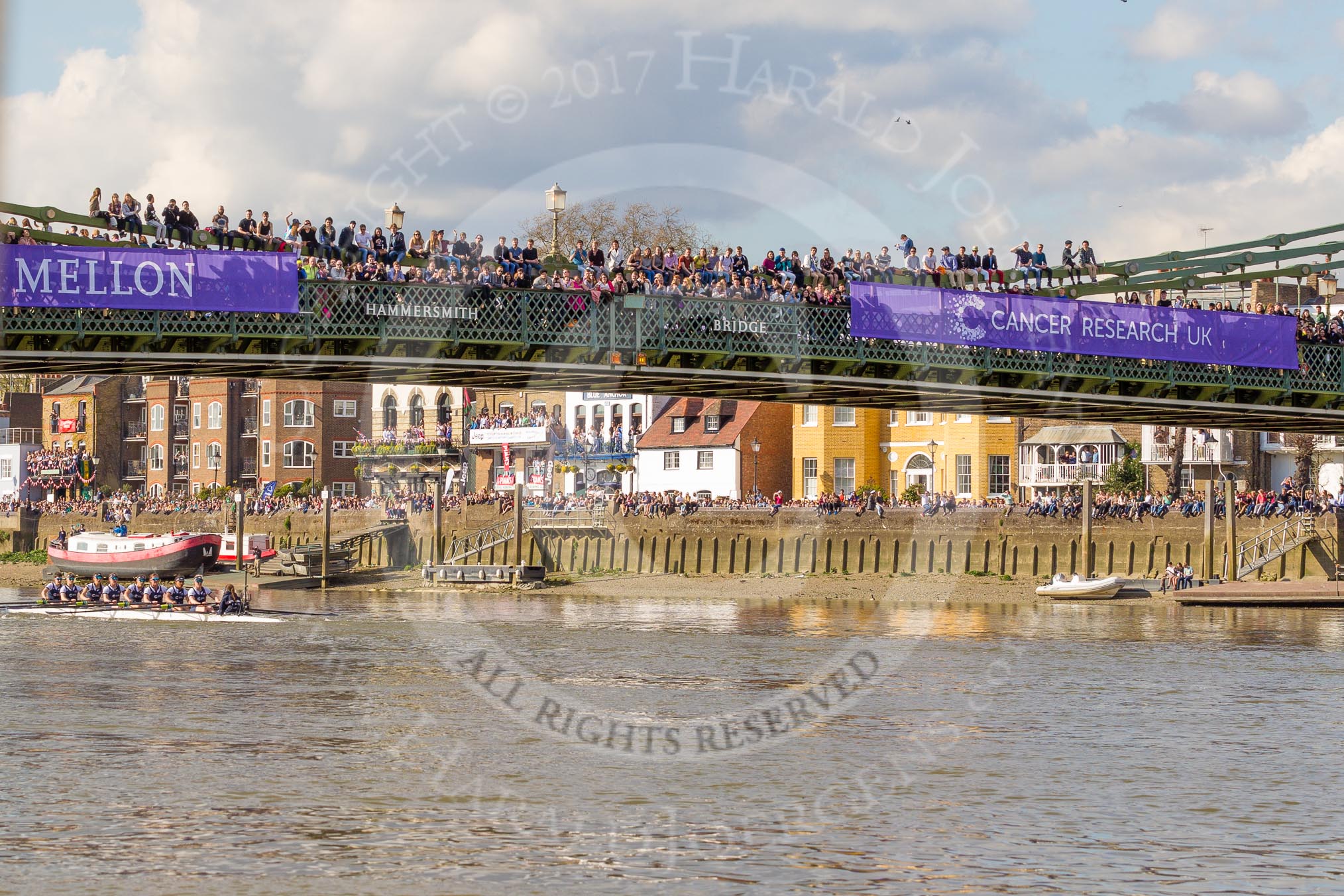 The Boat Race season 2017 -  The Cancer Research Women's Boat Race: Crowds on Hammersmith Bridge and the Thames Path.
River Thames between Putney Bridge and Mortlake,
London SW15,

United Kingdom,
on 02 April 2017 at 16:42, image #160