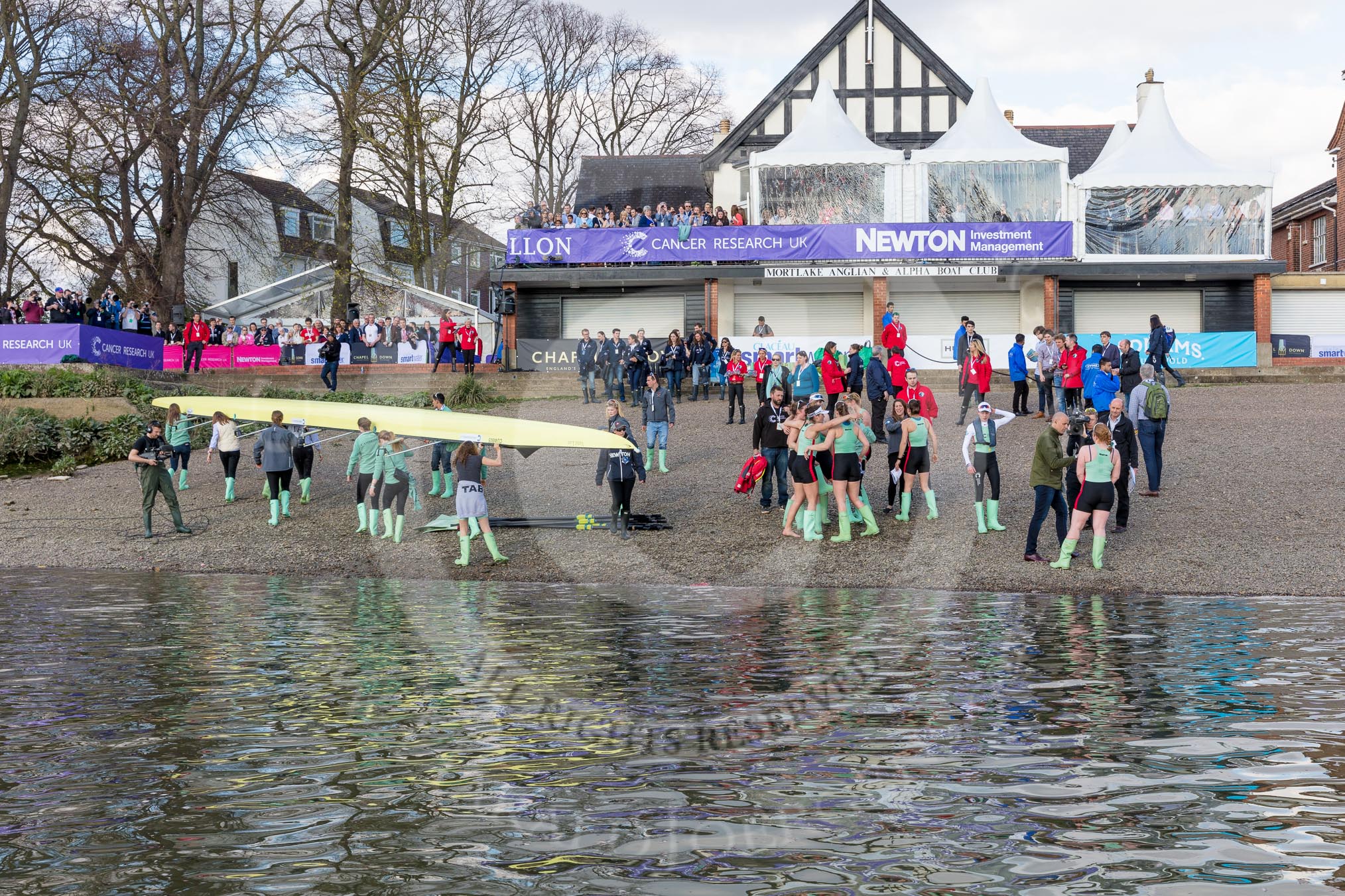 Photo 1704021700385SR9227HaraldJoergens The Boat Race season 2017 - The Cancer Research Women's Boat Race: CUWBC getting their boat onto dry land at Mortlake & Alpha Boat Club.
River Thames between Putney Bridge and Mortlake,
London SW15,
United Kingdom,
on 02 April 2017 at 17:00, image #210