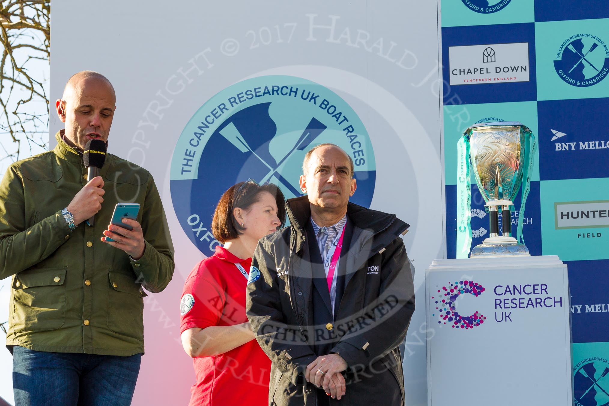 The Boat Race season 2017 -  The Cancer Research Women's Boat Race: The price giving, on the left the BBC's Jason Mohammad, on the right Mitchell E. Harris, investment management COW of Boat Race sponsor BNY Mellon.
River Thames between Putney Bridge and Mortlake,
London SW15,

United Kingdom,
on 02 April 2017 at 17:09, image #214