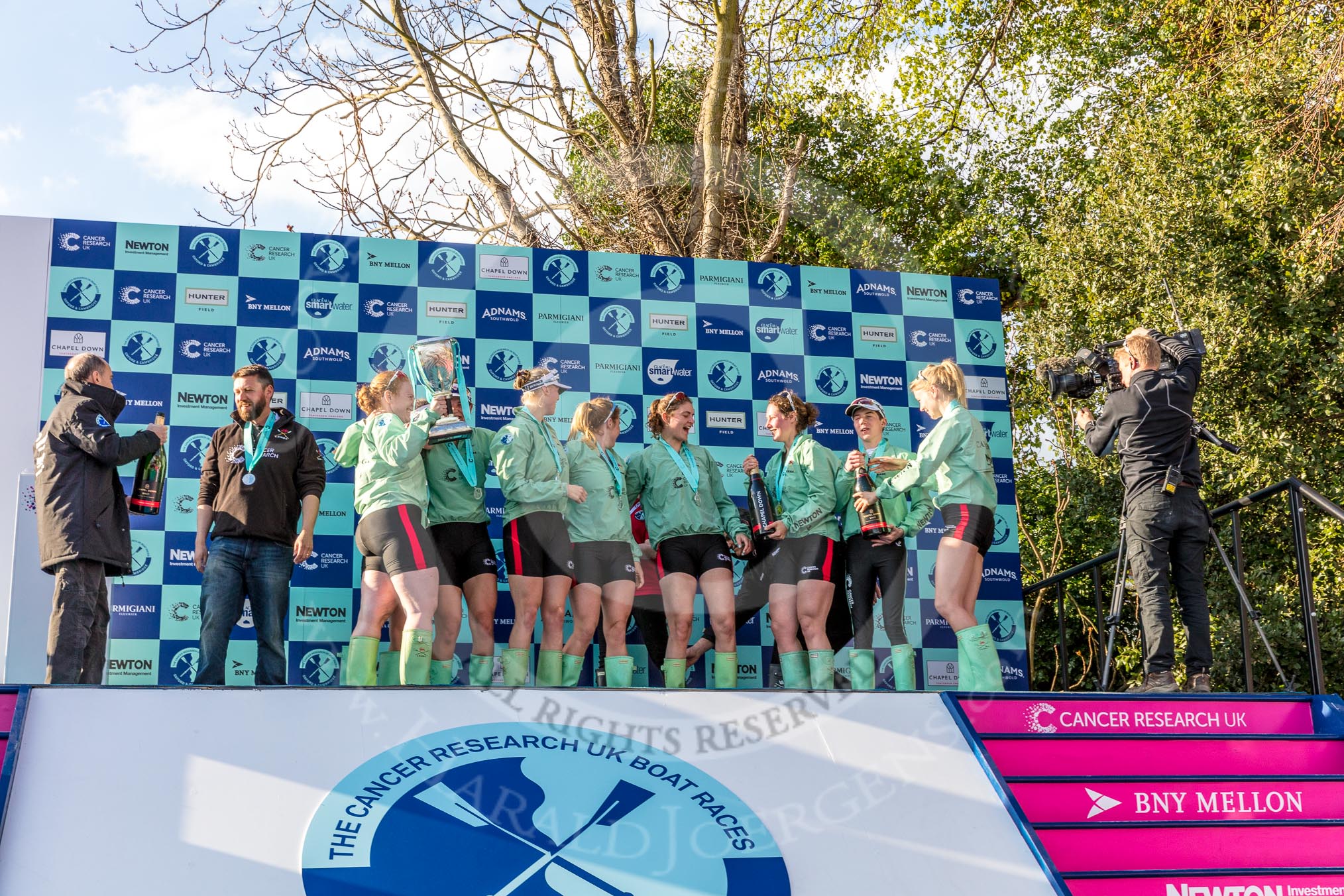 Photo 1704021713165SR9274HaraldJoergens The Boat Race season 2017 - The Cancer Research Women's Boat Race: CUWBC at the price givinG, with the bottles of Champagne, and ready to get wet.
River Thames between Putney Bridge and Mortlake,
London SW15,
United Kingdom,
on 02 April 2017 at 17:13, image #254