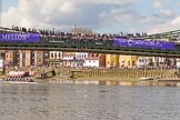 The Boat Race season 2017 -  The Cancer Research Women's Boat Race: Crowds on Hammersmith Bridge and the Thames Path.
River Thames between Putney Bridge and Mortlake,
London SW15,

United Kingdom,
on 02 April 2017 at 16:42, image #160
