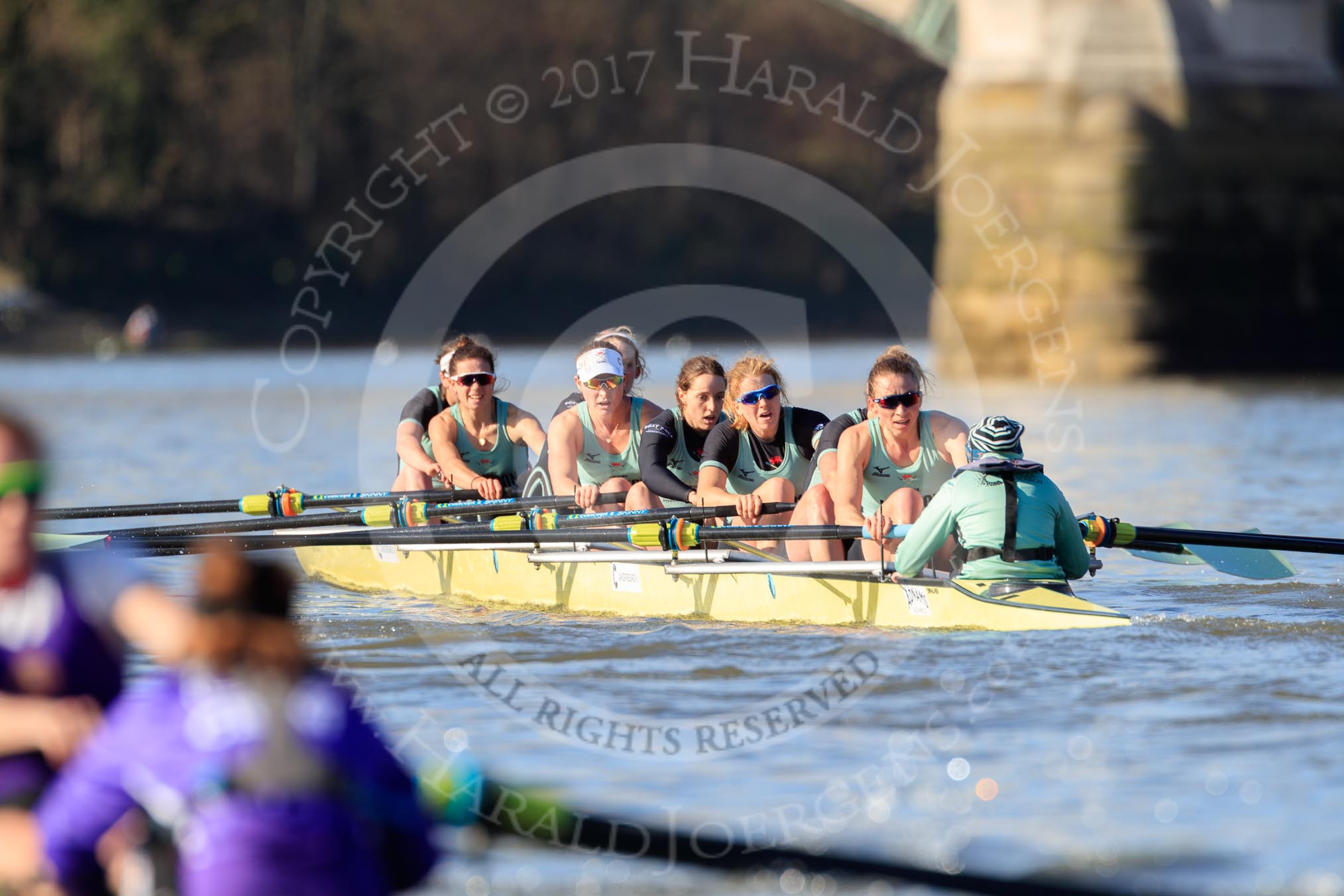 Photo 1802171334461X23023HaraldJoergens The Women's Boat Race season 2018 - fixture CUWBC vs. ULBC: Approaching the finish line, with CUWBC (right) leading again.
River Thames between Putney Bridge and Mortlake,
London SW15,
United Kingdom,
on 17 February 2018 at 13:34, image #162