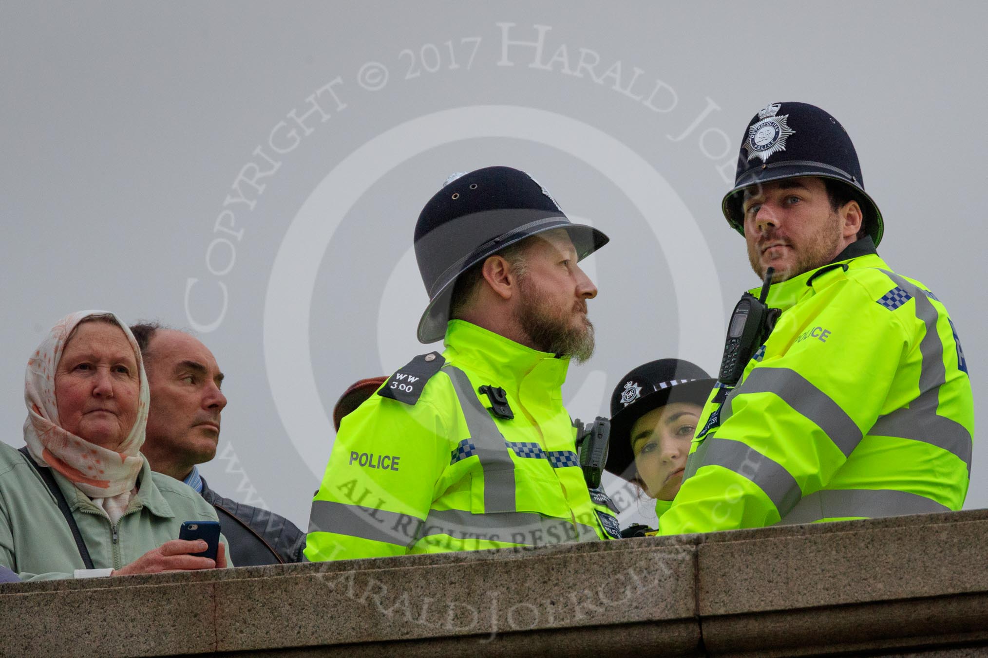Photo 1803241622421X24401HaraldJoergens The Cancer Research UK Women's Boat Race 2018: Spectators on Hammersmith Bridge, waiting for the start of the Women's Boat Race.
River Thames between Putney Bridge and Mortlake,
London SW15,
United Kingdom,
on 24 March 2018 at 16:22, image #151
