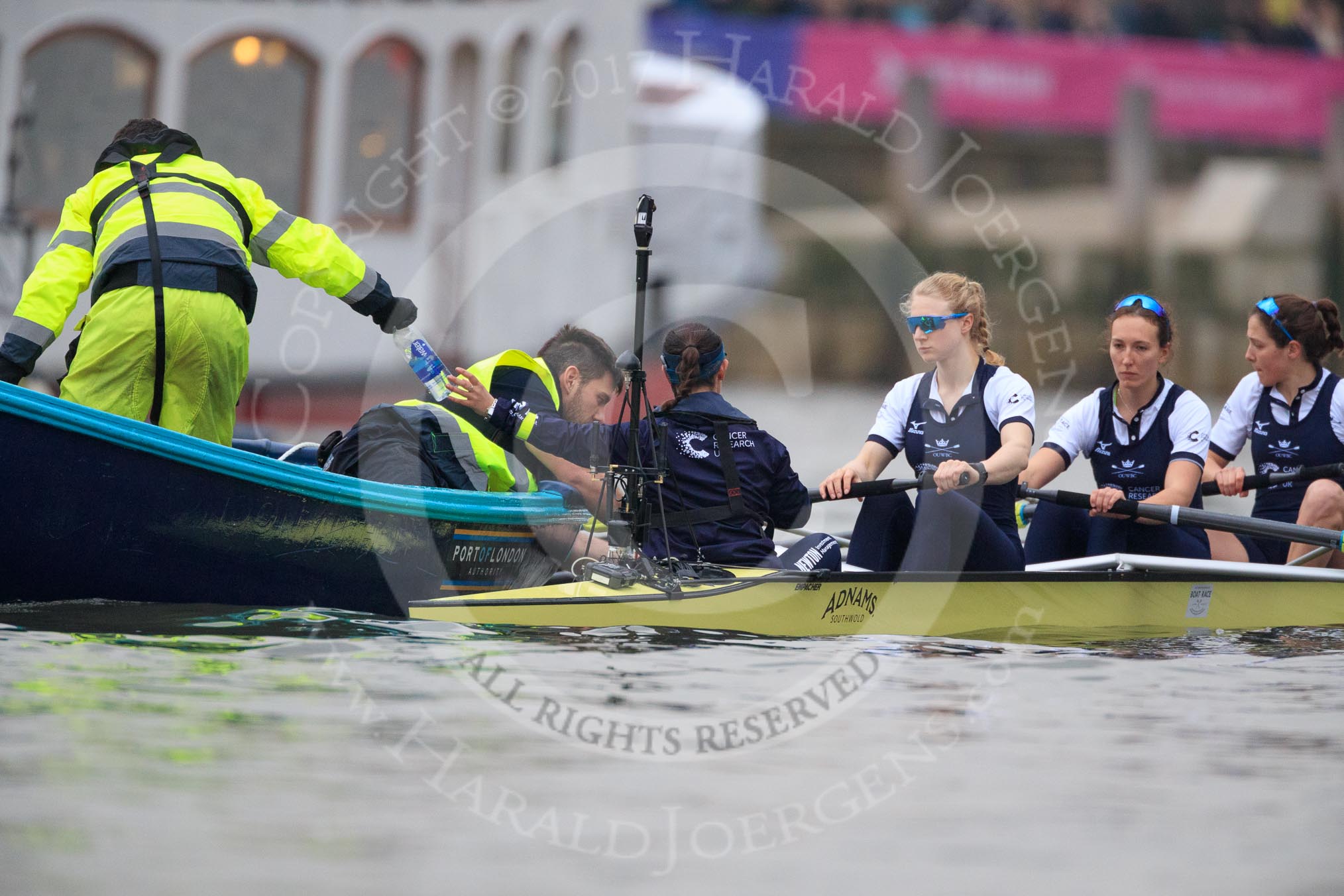 Photo 1803241628111X24434HaraldJoergens The Cancer Research UK Women's Boat Race 2018: The Oxford Blue Boat waiting at the stake boat - cox Jessica Buck, stroke Beth Bridgman, 7 Abigail Killen, 6 Sara Kushma.
River Thames between Putney Bridge and Mortlake,
London SW15,
United Kingdom,
on 24 March 2018 at 16:28, image #155
