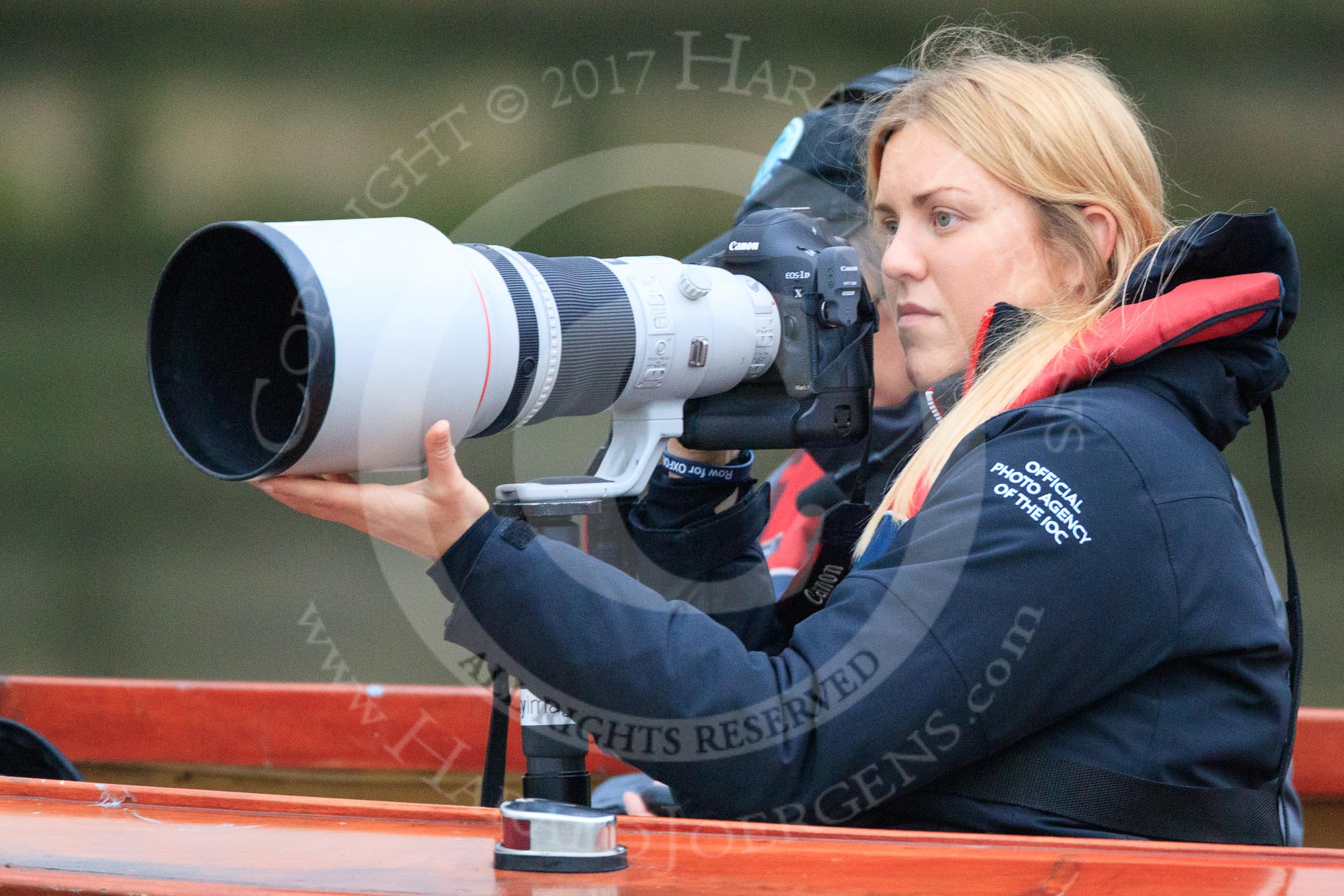 Photo 1803241629391X24475HaraldJoergens The Cancer Research UK Women's Boat Race 2018: Sports photgrapher Naomi Baker of Getty Images at work for the Boat Race Company.
River Thames between Putney Bridge and Mortlake,
London SW15,
United Kingdom,
on 24 March 2018 at 16:29, image #161