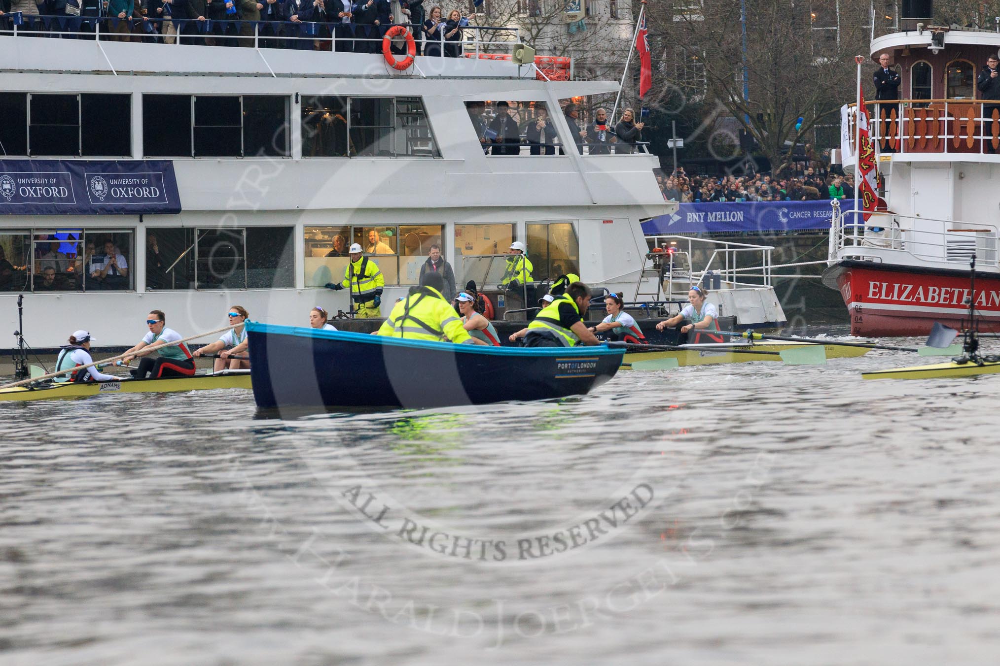 Photo 1803241631201D40411HaraldJoergens The Cancer Research UK Women's Boat Race 2018: The race has been started, and the boats have been released from the stake boats.
River Thames between Putney Bridge and Mortlake,
London SW15,
United Kingdom,
on 24 March 2018 at 16:31, image #163