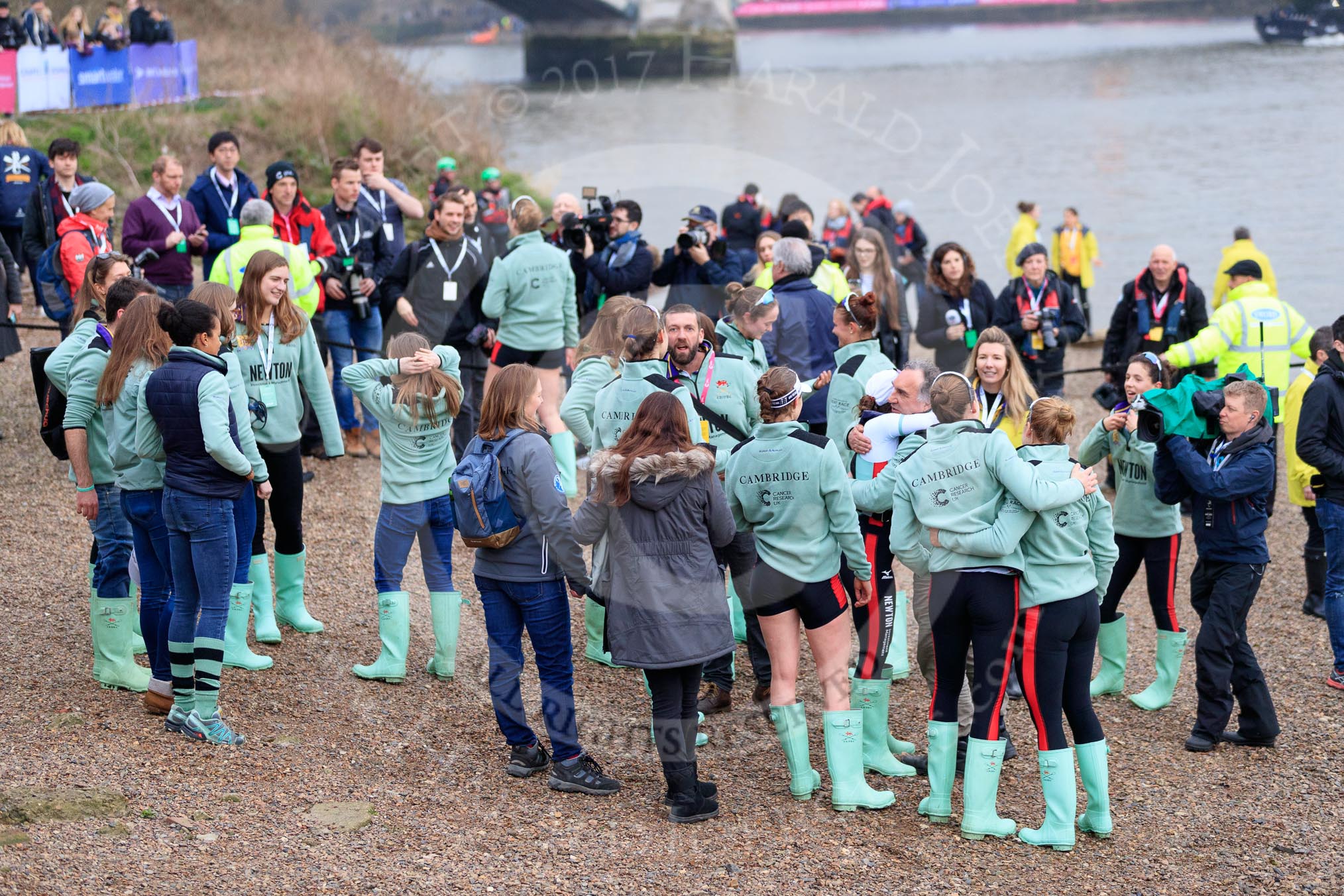 Photo 1803241659441X25161HaraldJoergens The Cancer Research UK Women's Boat Race 2018: The Cambridge women, after winning the 2018 Women's Boat Race, with their Head Coach Rob Baker at Mortlake Boat Club.
River Thames between Putney Bridge and Mortlake,
London SW15,
United Kingdom,
on 24 March 2018 at 16:59, image #230