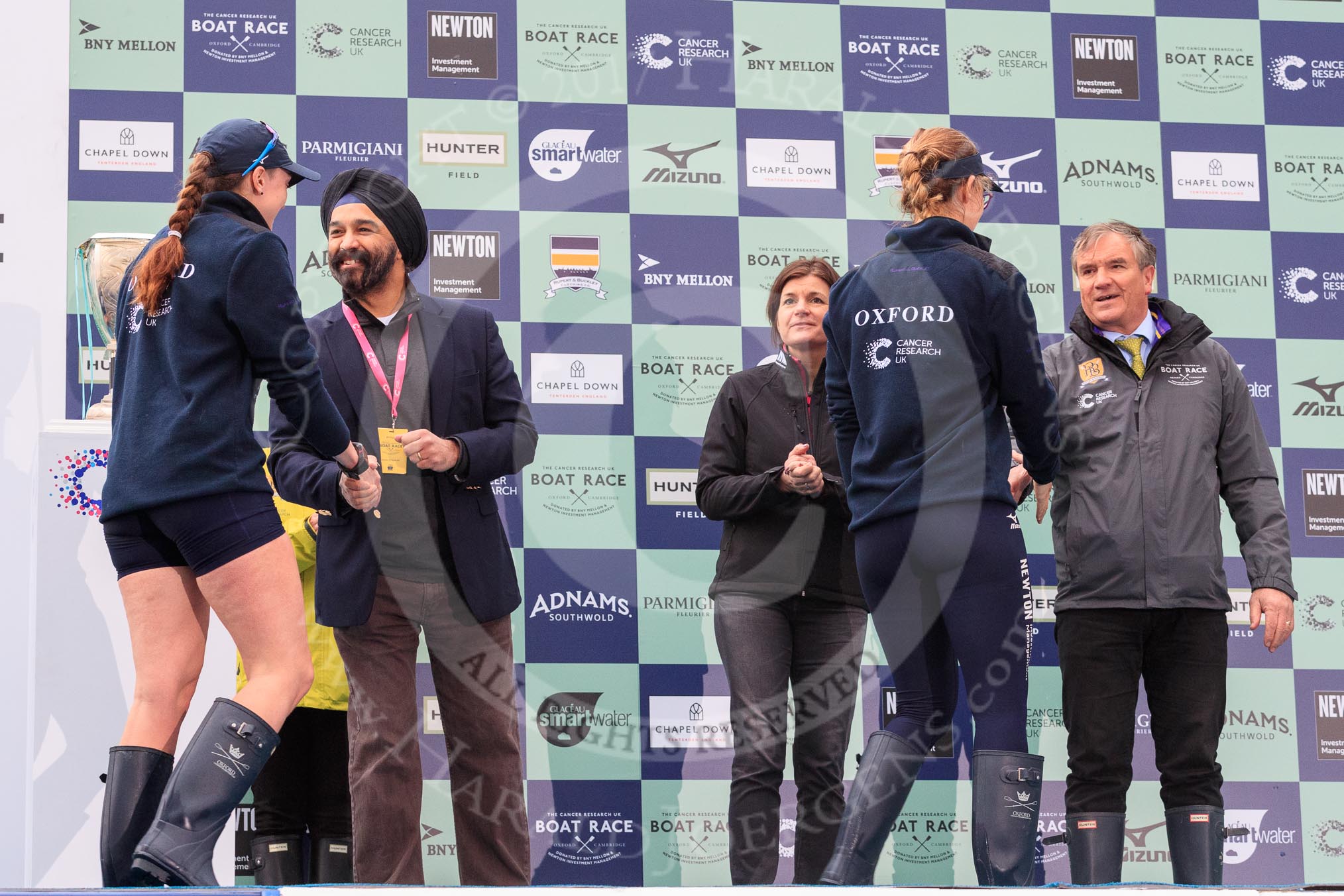 Photo 1803241705381X25203HaraldJoergens The Cancer Research UK Women's Boat Race 2018: Conratulations for the runners-up of the Women's Boat Race, Oxford 2 seat Katherine Erickson with Sir Harpal Kumar, and Oxford bow Renée Koolschijn with Fergus Murison.
River Thames between Putney Bridge and Mortlake,
London SW15,
United Kingdom,
on 24 March 2018 at 17:05, image #236
