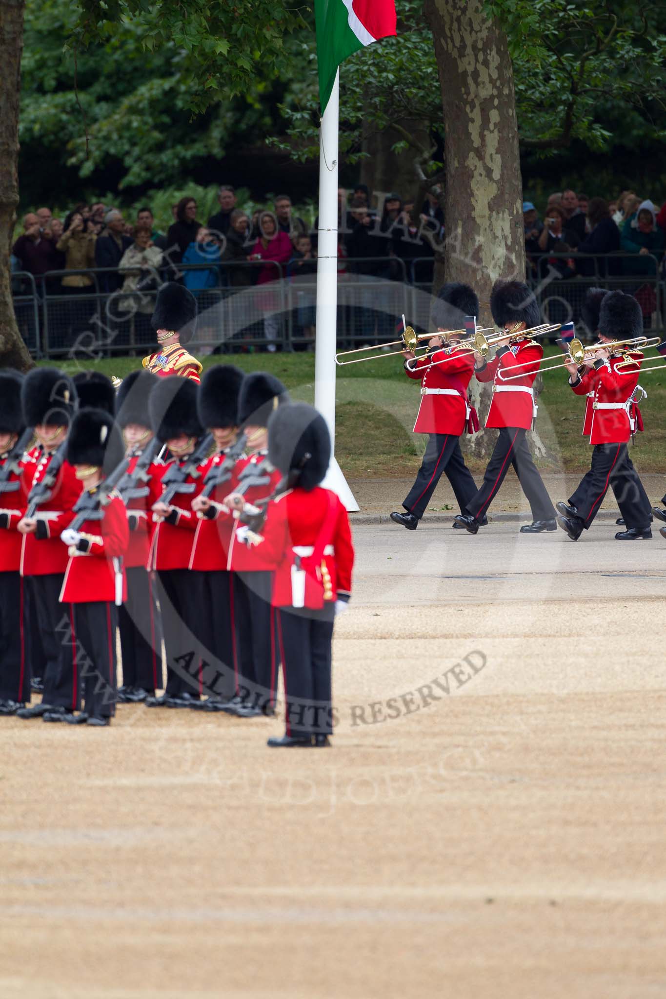 The Major General's Review 2011: Drum Major Alan Harvey, Irish Guards,
leading the Band of the Scots Guards onto Horse Guards Parade. In the background spectators watching from St. James's Park..
Horse Guards Parade, Westminster,
London SW1,
Greater London,
United Kingdom,
on 28 May 2011 at 10:30, image #51
