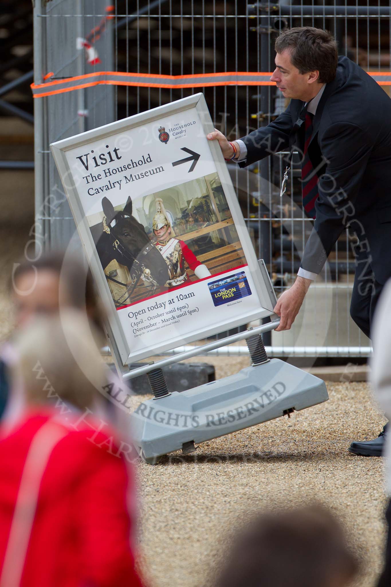 The Major General's Review 2011: After the rehearsal - Horse Guards Parade gets back to a "normal weekend", with a signpost inviting to visit the Household Cavalry Museum..
Horse Guards Parade, Westminster,
London SW1,
Greater London,
United Kingdom,
on 28 May 2011 at 12:27, image #304