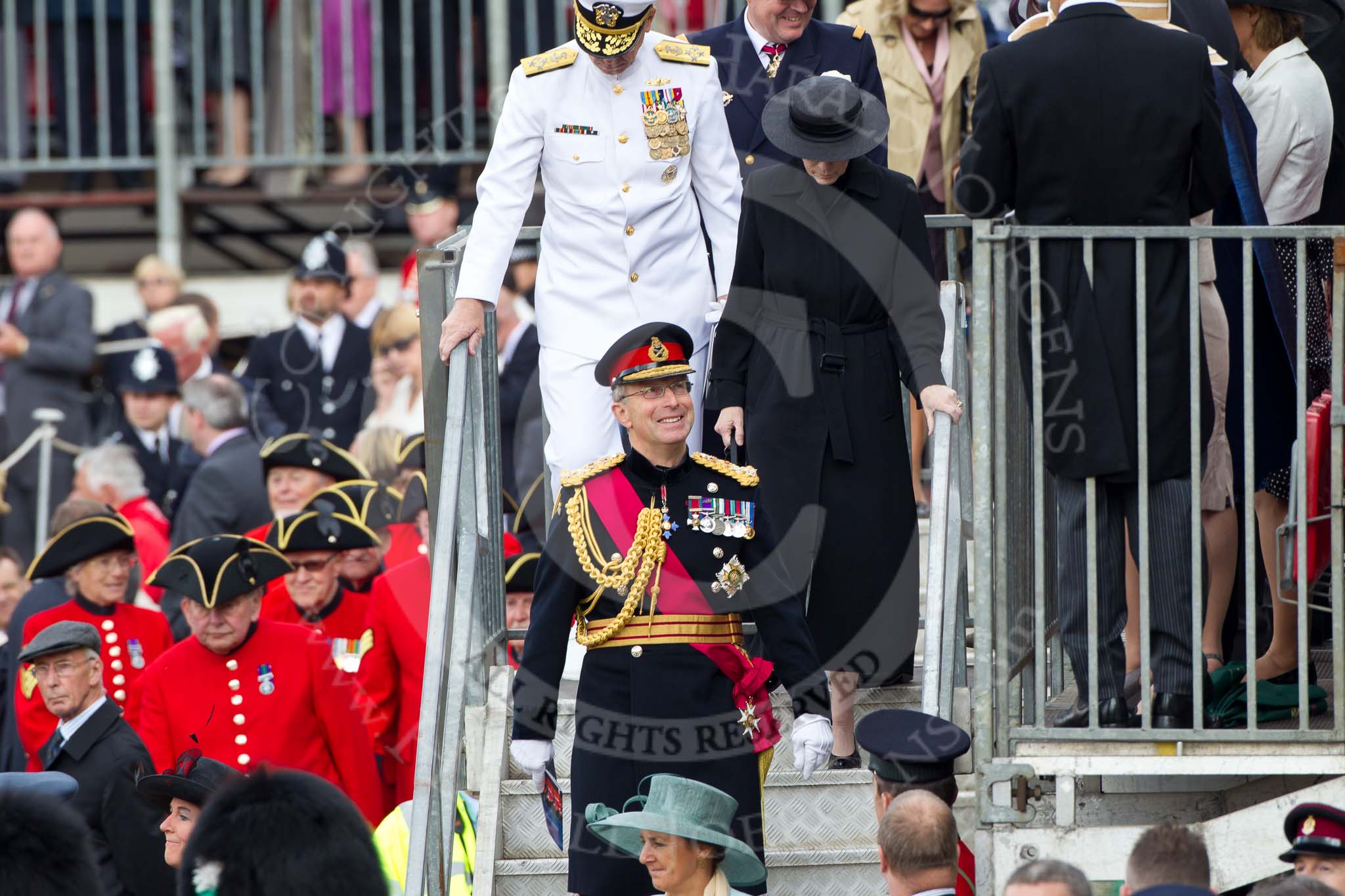 Photo 110611_121437_1D4_5649HaraldJoergens_ Trooping the Colour 2011: General Sir David Richards, who took over as Chief of the General Staff in August 2009, leaving the grand stand at the end of the parade. On the left a group of Chelsea Pensioners..
Horse Guards Parade, Westminster,
London SW1,
Greater London,
United Kingdom,
on 11 June 2011 at 12:14, image #440