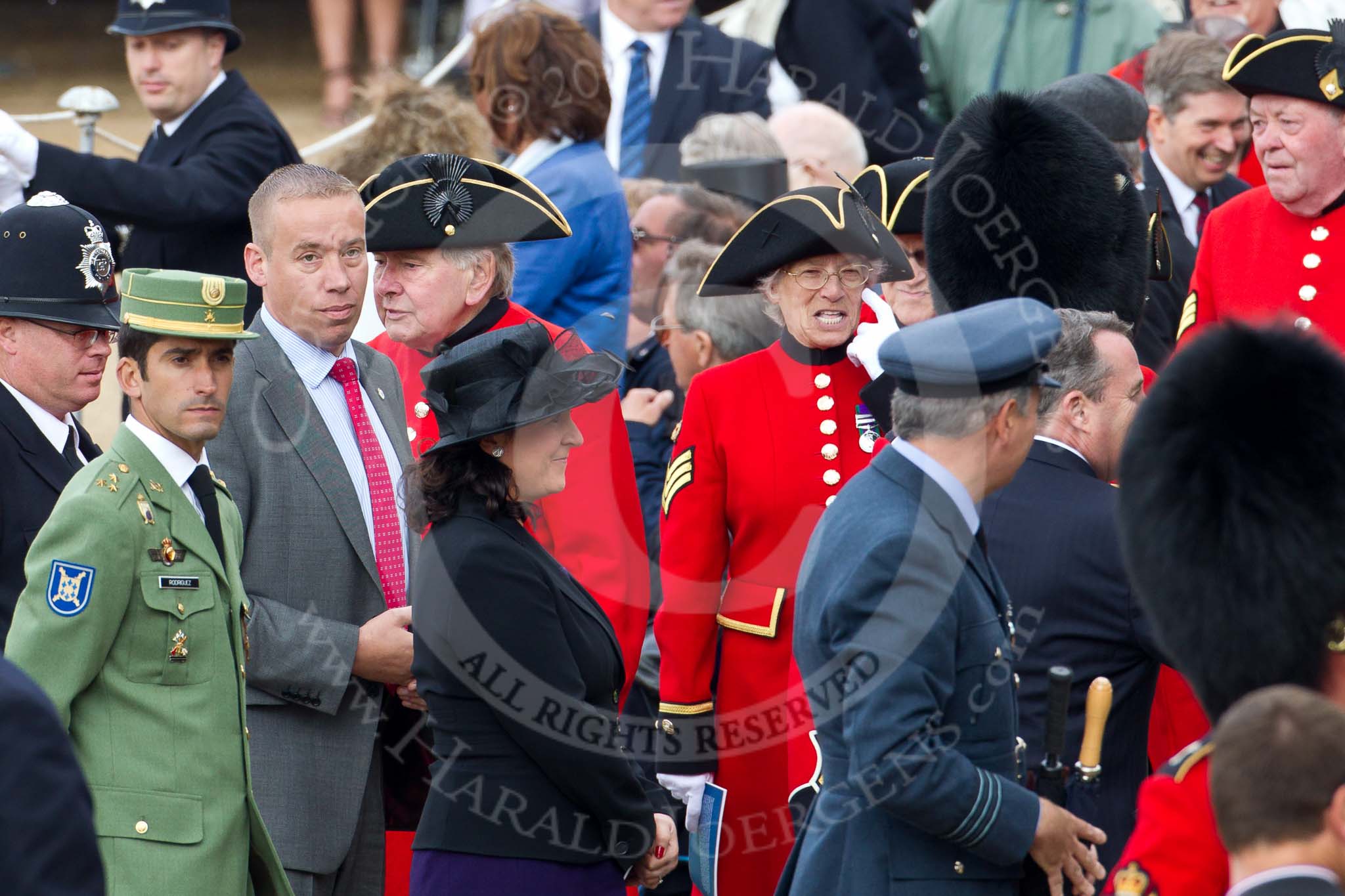 Photo 110611_121456_1D4_5673HaraldJoergens_ Trooping the Colour 2011: Chelsea Pensioners' (ex-servicemen and -women, in-pensioners living at the Royal Hospital Chelsea), in their scarlet coats and wearing their tricone hats, about to leave at the end of the parade..
Horse Guards Parade, Westminster,
London SW1,
Greater London,
United Kingdom,
on 11 June 2011 at 12:14, image #442