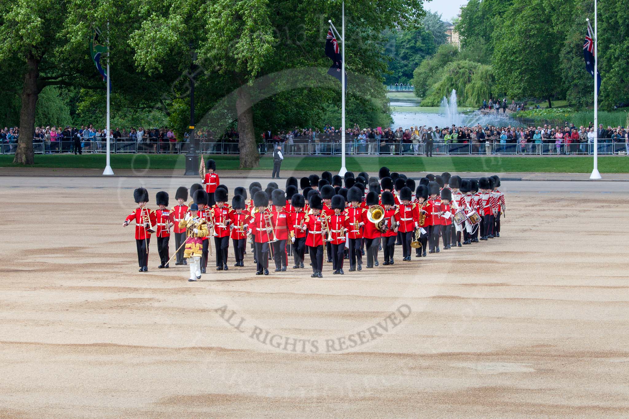 Photo 1306081031575D27956HaraldJoergens The Colonel's Review 2013: Drum Major Neill Lawman, Welsh Guards, leading the Band of the Welsh Guards onto Horse Guards Parade, along the line of spectators at St James's Park..
Horse Guards Parade, Westminster,
London SW1,
United Kingdom,
on 08 June 2013 at 10:32, image #135