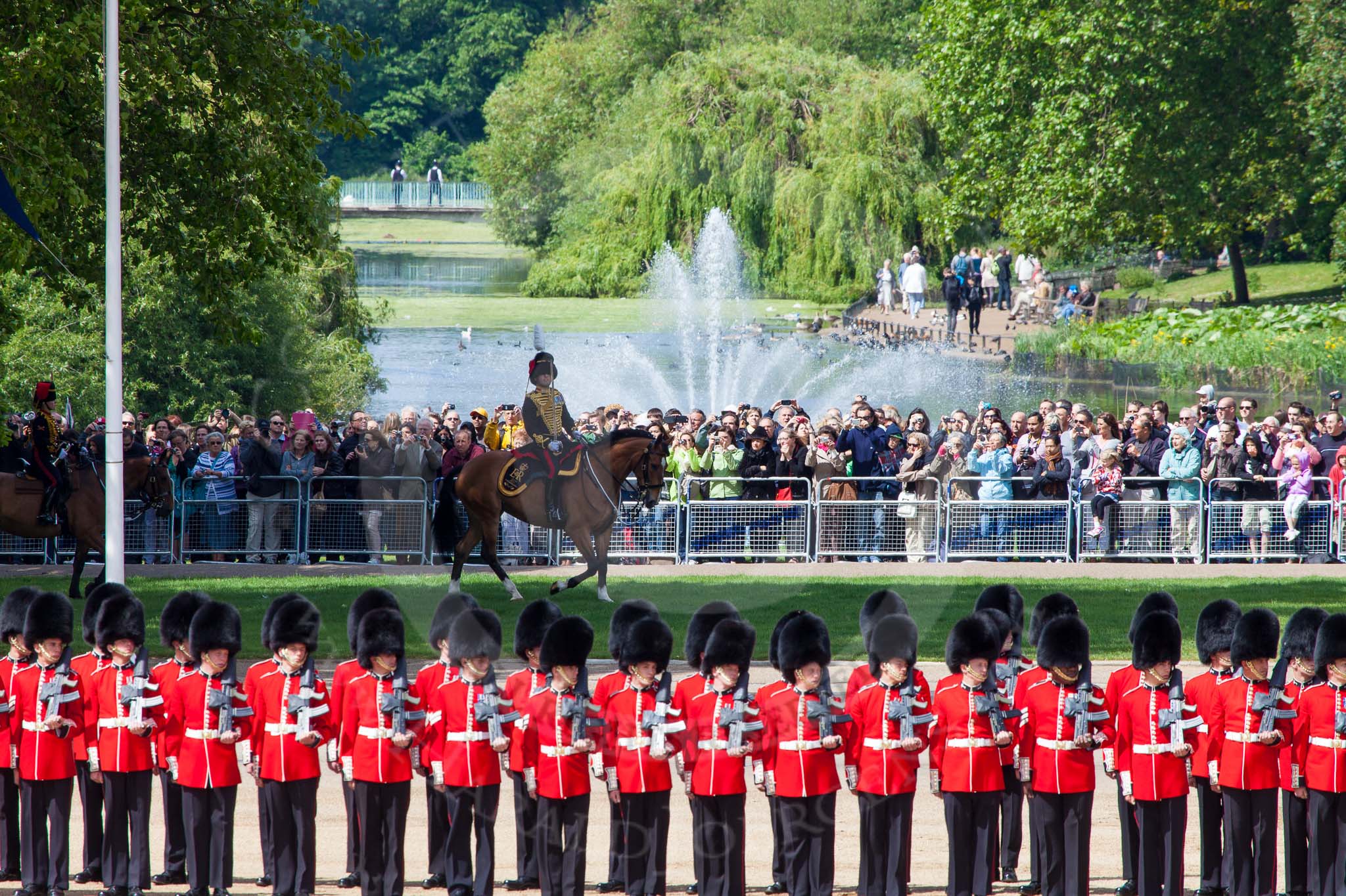 Photo 1306081037585D28006HaraldJoergens The Colonel's Review 2013: The King's Troop Royal Horse Artillery arrives, and will take position between No. 1 Guard and St. James's Park..
Horse Guards Parade, Westminster,
London SW1,
United Kingdom,
on 08 June 2013 at 10:38, image #177