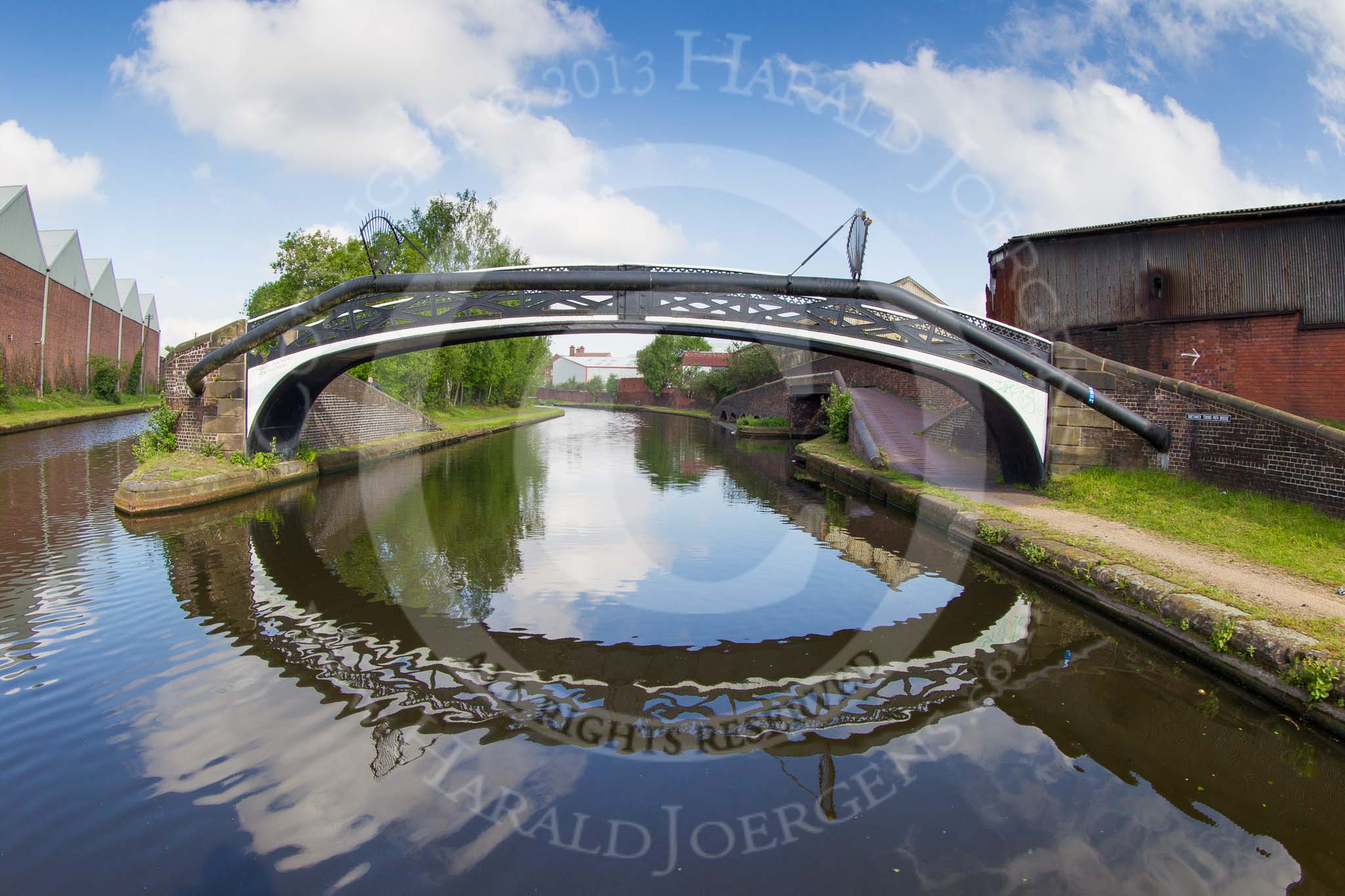 BCN Marathon Challenge 2013: Smethwick Junction, on the left the New Main Line, on the right the Old Main Line with the Smethwick Towing Path Bridge, another Horseley Iron Works cast iron bridge. Just behind the bridge, on the right, a factory bridge over a former canal basin that served Woodford Iron Works..
Birmingham Canal Navigation,


United Kingdom,
on 25 May 2013 at 08:53, image #87