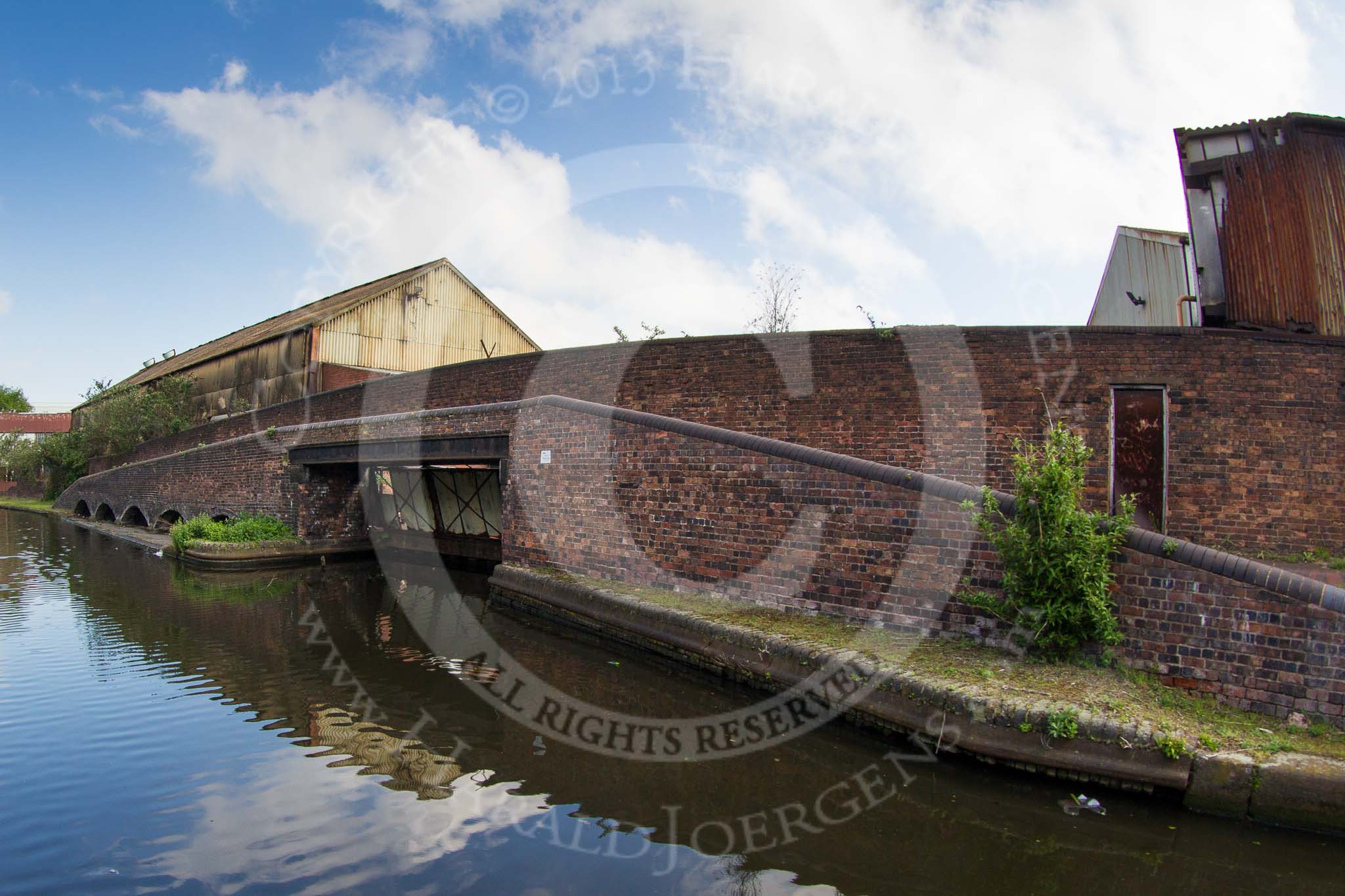 BCN Marathon Challenge 2013: The Woodford Iron Works factory bridge on the Old Main Line, close to Smethwick Junction..
Birmingham Canal Navigation,


United Kingdom,
on 25 May 2013 at 08:53, image #89