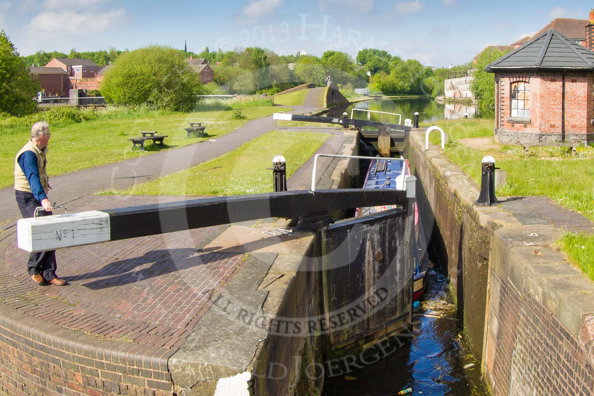 BCN Marathon Challenge 2013: Narrowboat "Felonious Mongoose" enterng Smethwick Top Lock on the BCN Old Main Line. On the left the towpath bridge over the Engine Arm..
Birmingham Canal Navigation,


United Kingdom,
on 25 May 2013 at 09:15, image #97