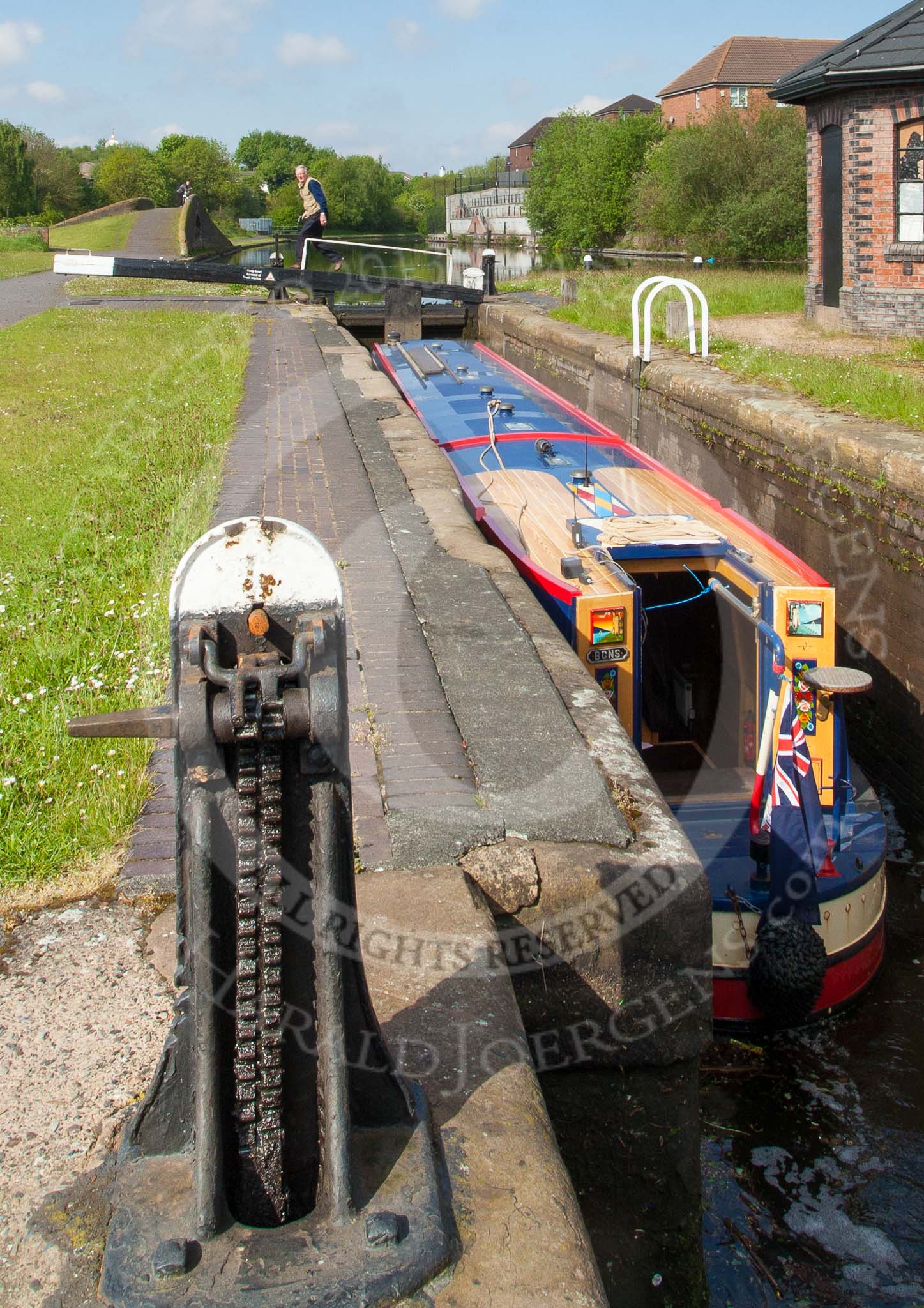BCN Marathon Challenge 2013: Narrowboat "Felonious Mongoose" rising in Smethwick Top Lock on the BCN Old Main Line. On the left typical BCN paddle gearm and in the background the towpath bridge over the Engine Arm..
Birmingham Canal Navigation,


United Kingdom,
on 25 May 2013 at 09:16, image #98